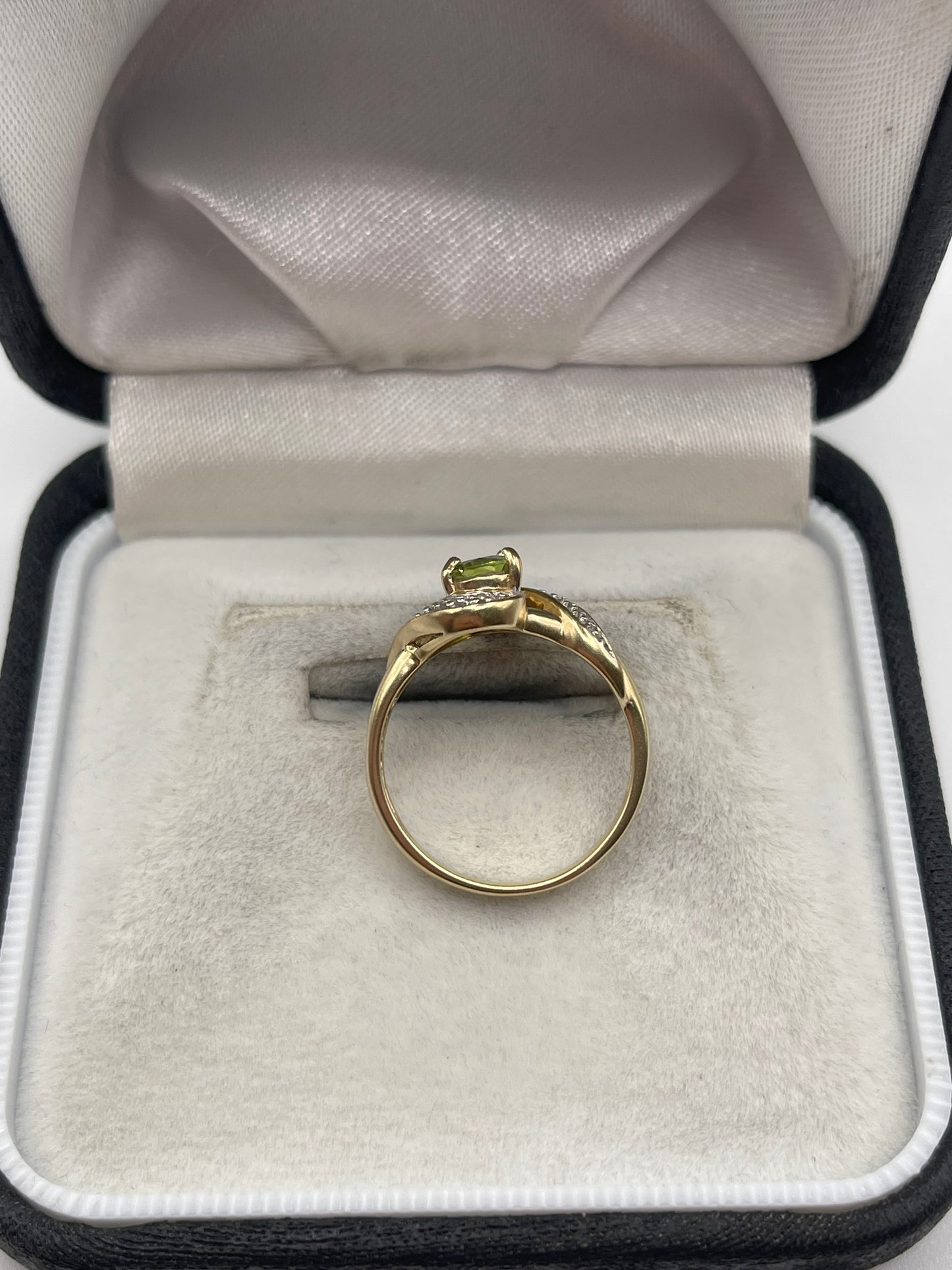 9ct gold peridot and diamond ring