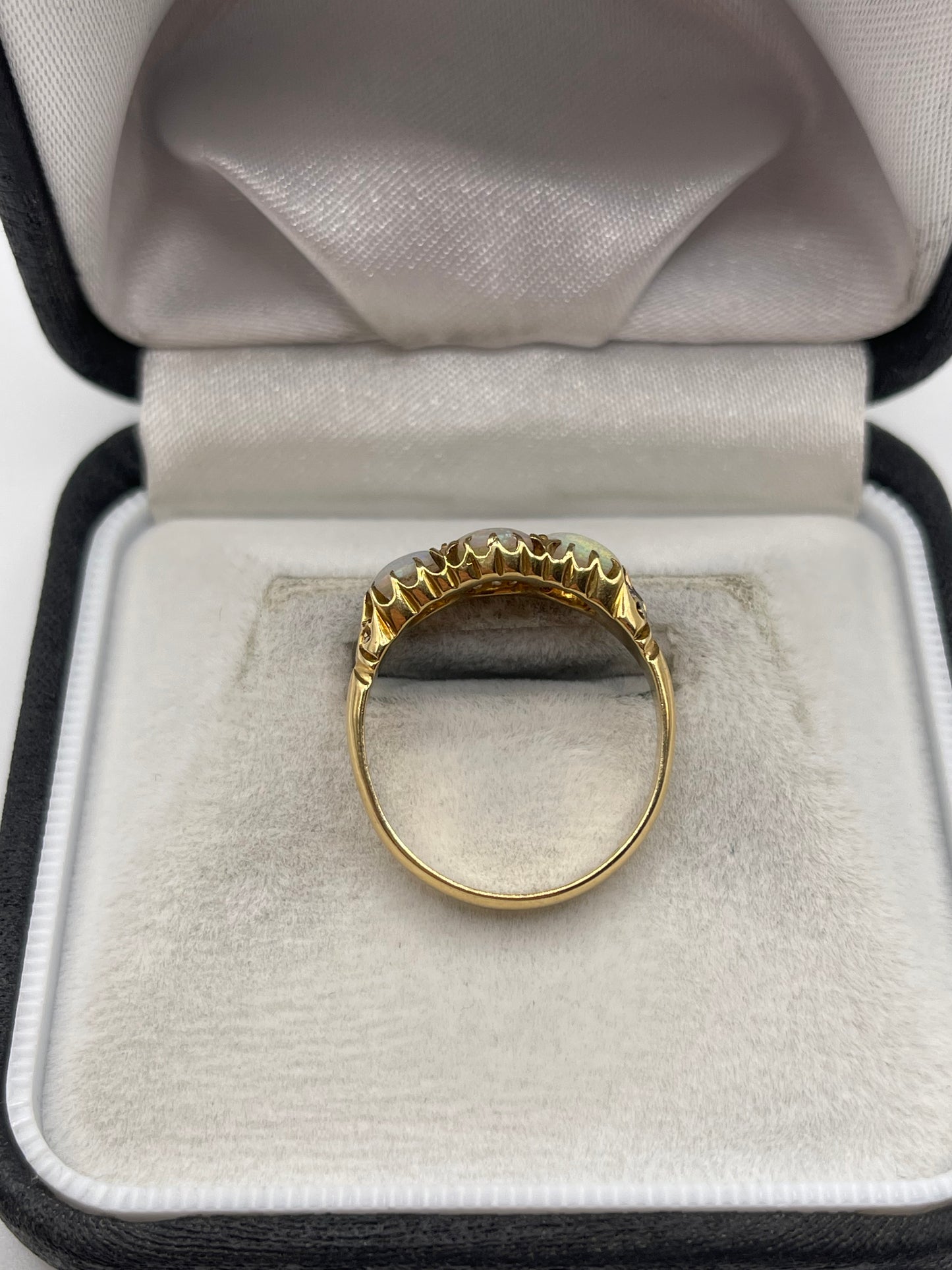 Antique 18ct gold opal ring