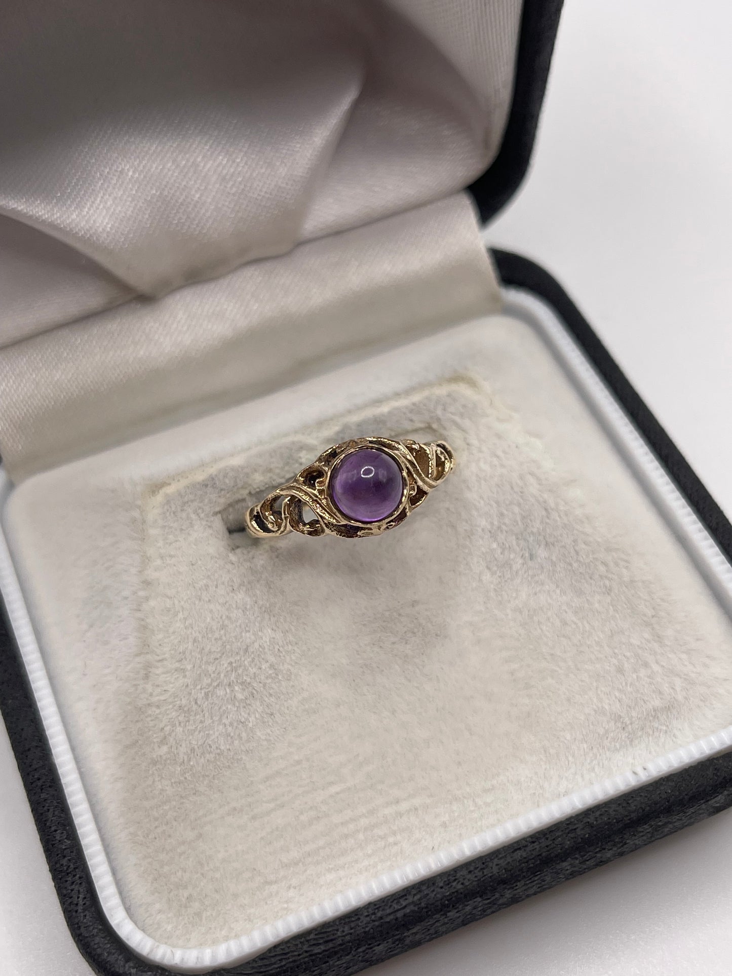 9ct gold cabochon amethyst ring