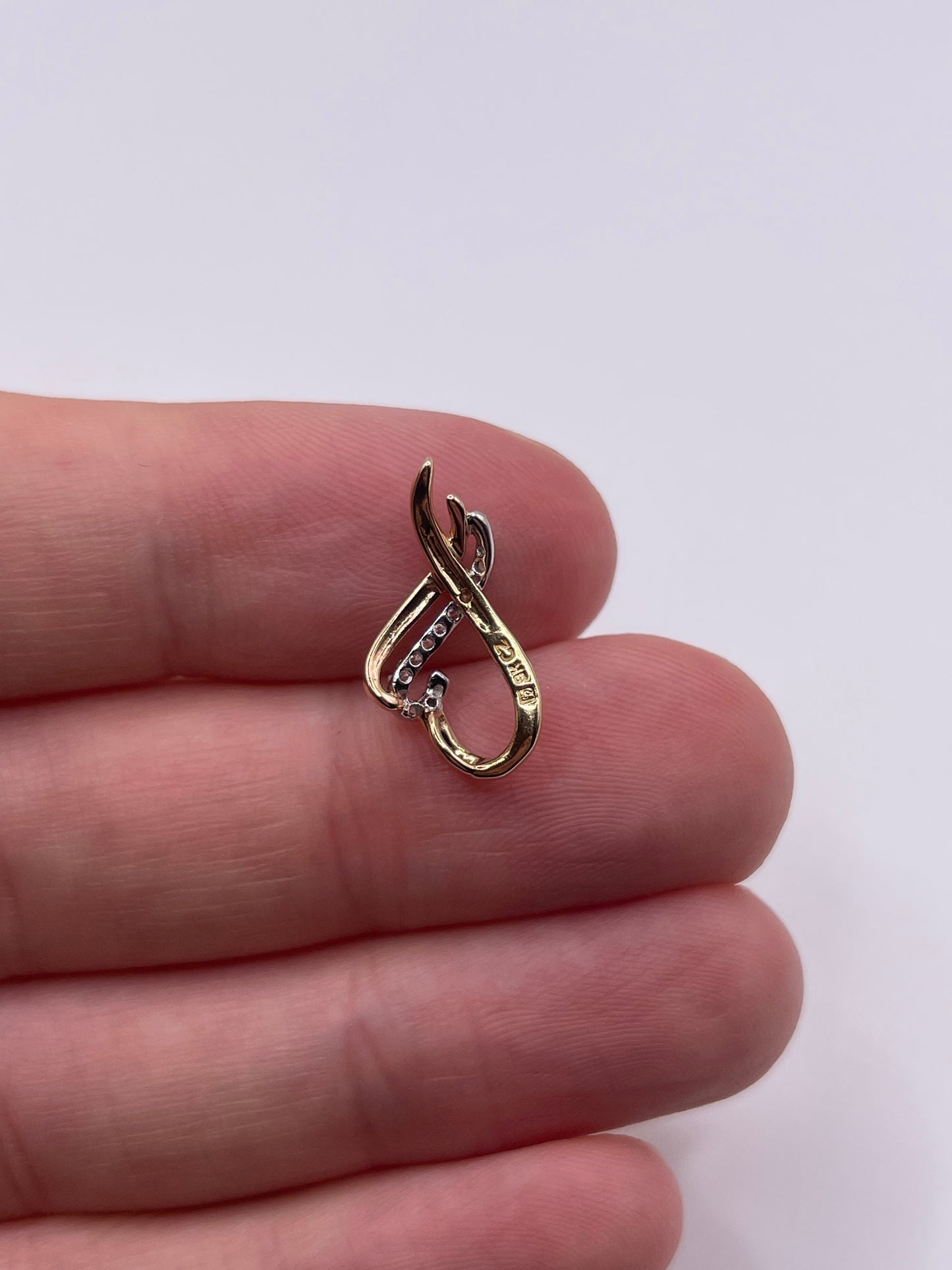 9ct gold cz heart pendant