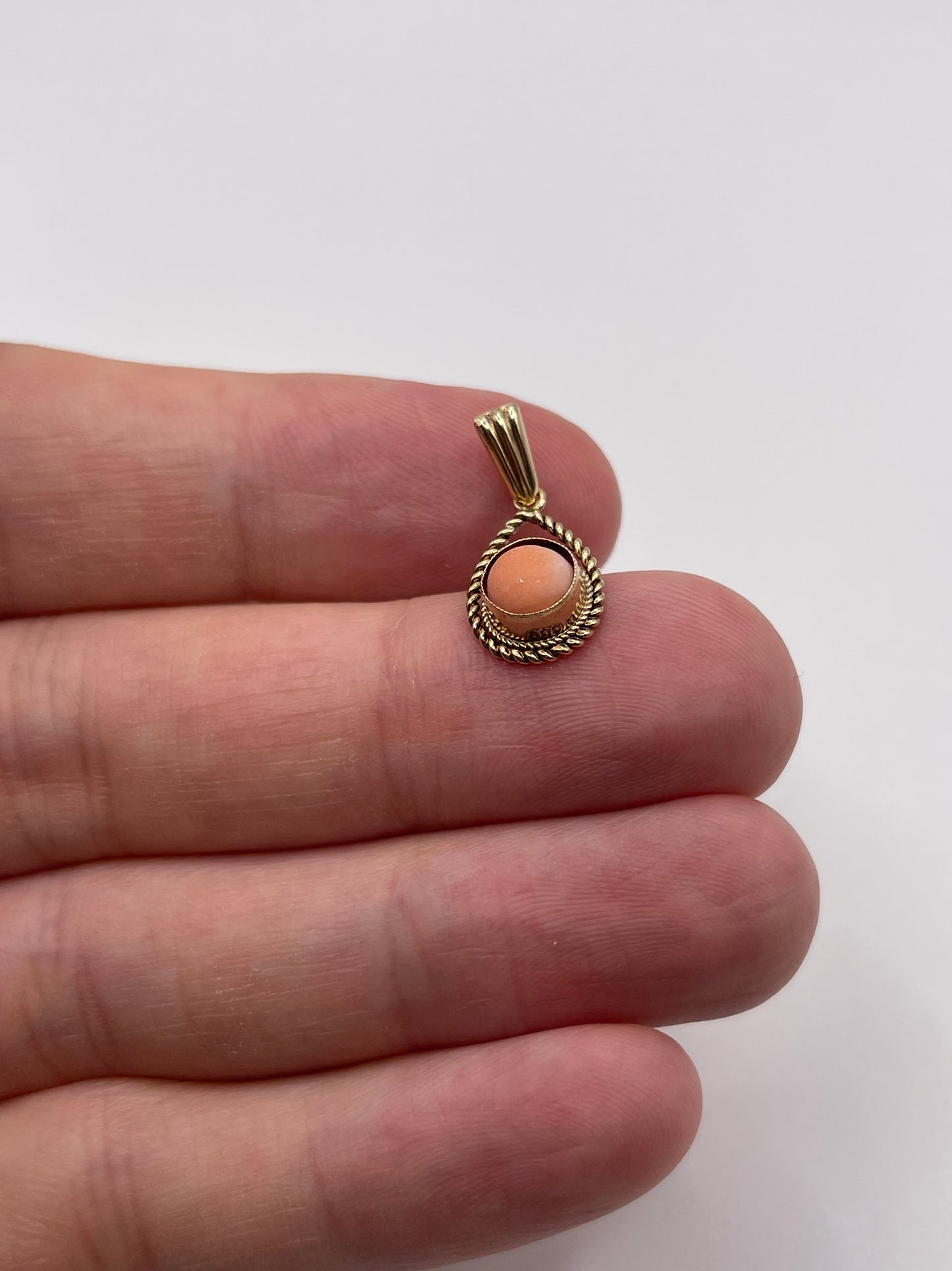 9ct gold coral pendant