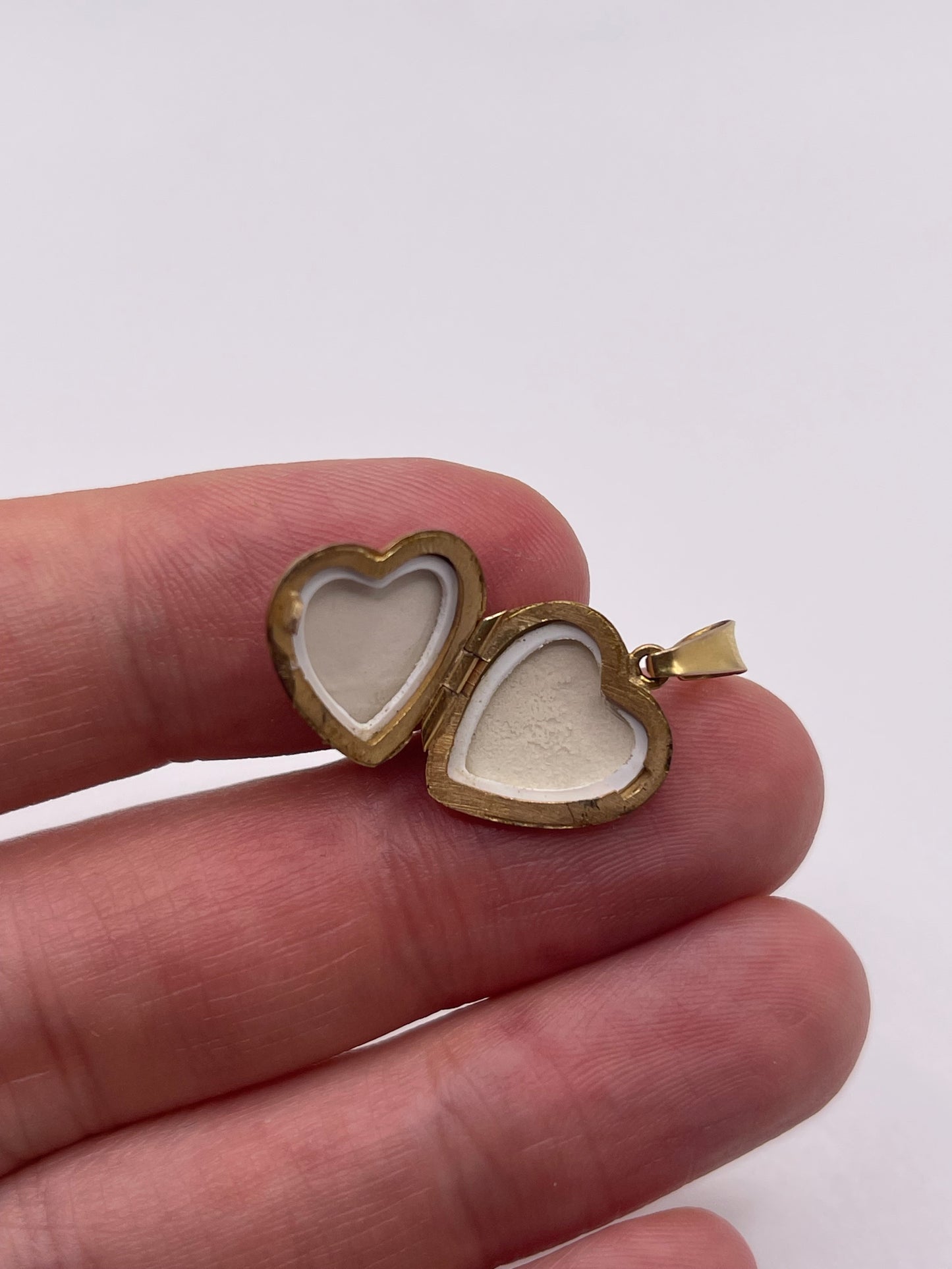 9ct gold heart locket