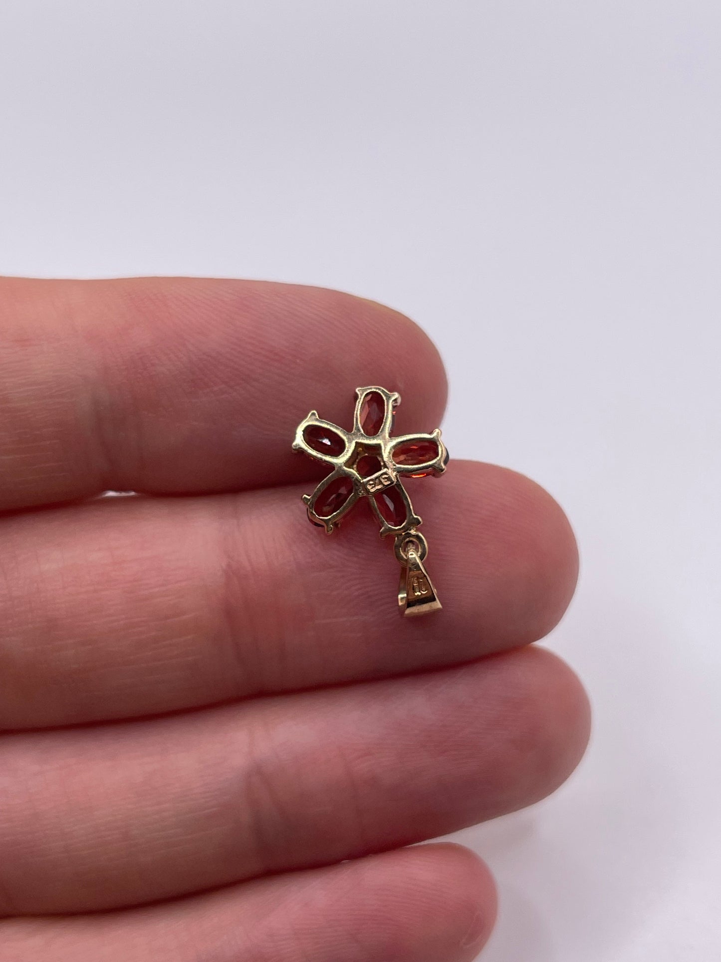 9ct gold garnet flower pendant