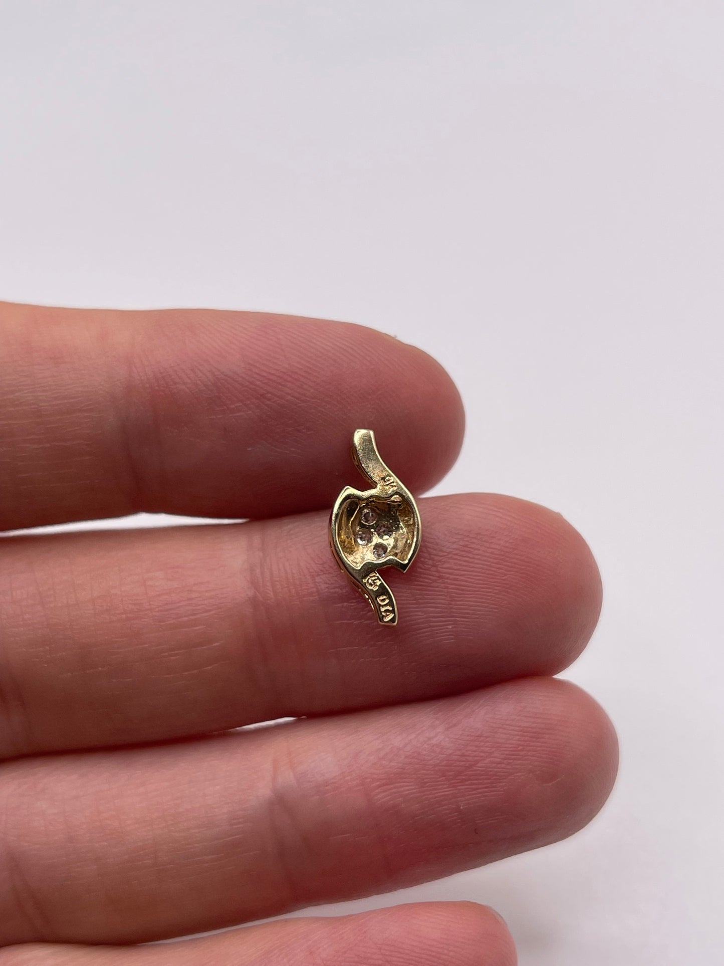 9ct gold diamond pendant