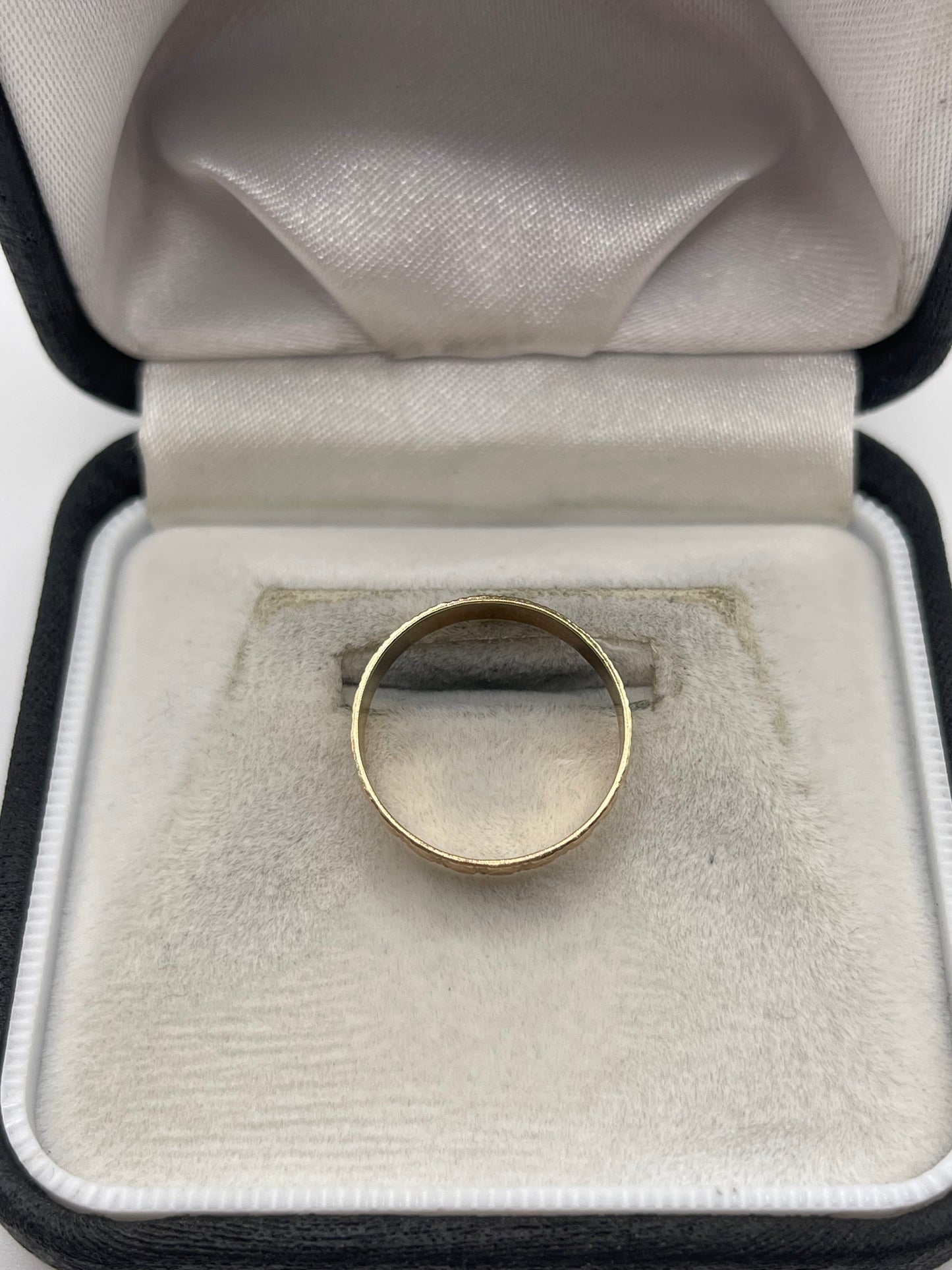9ct gold patterned band