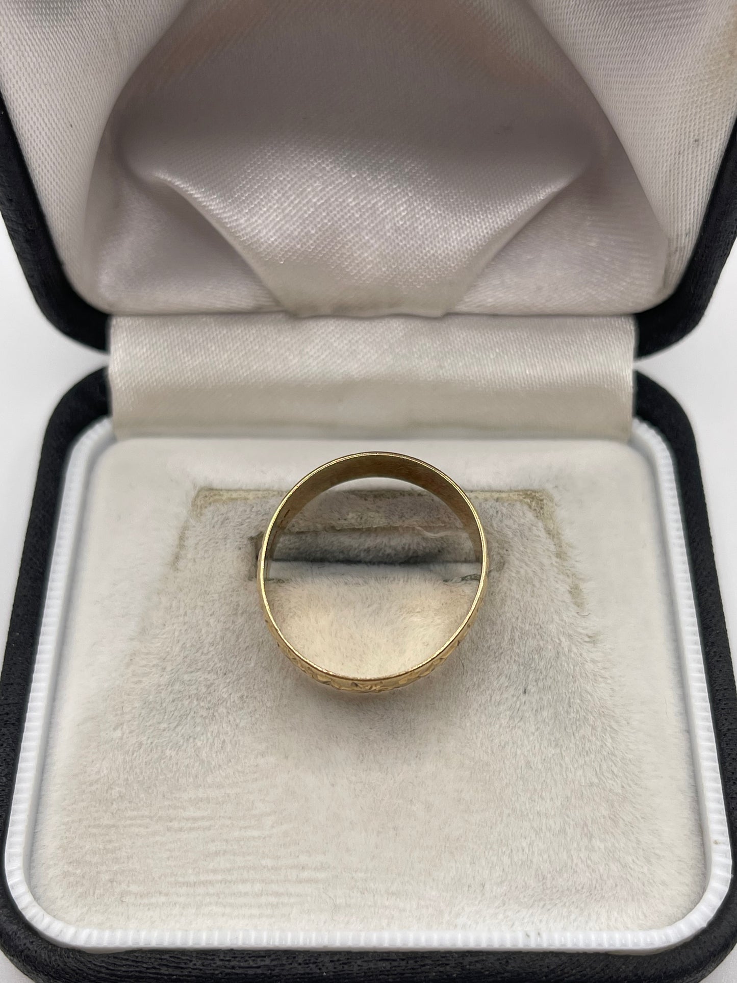 9ct gold engraved band