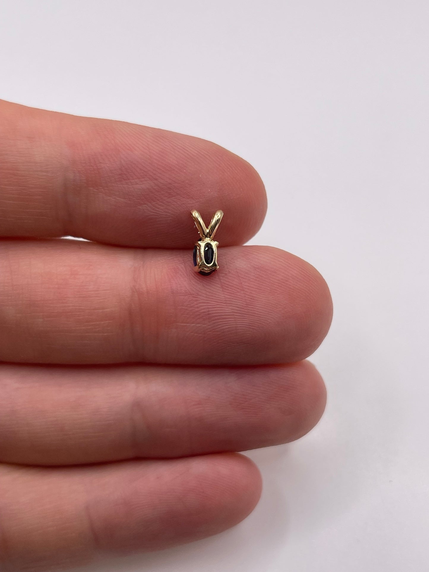9ct gold sapphire pendant