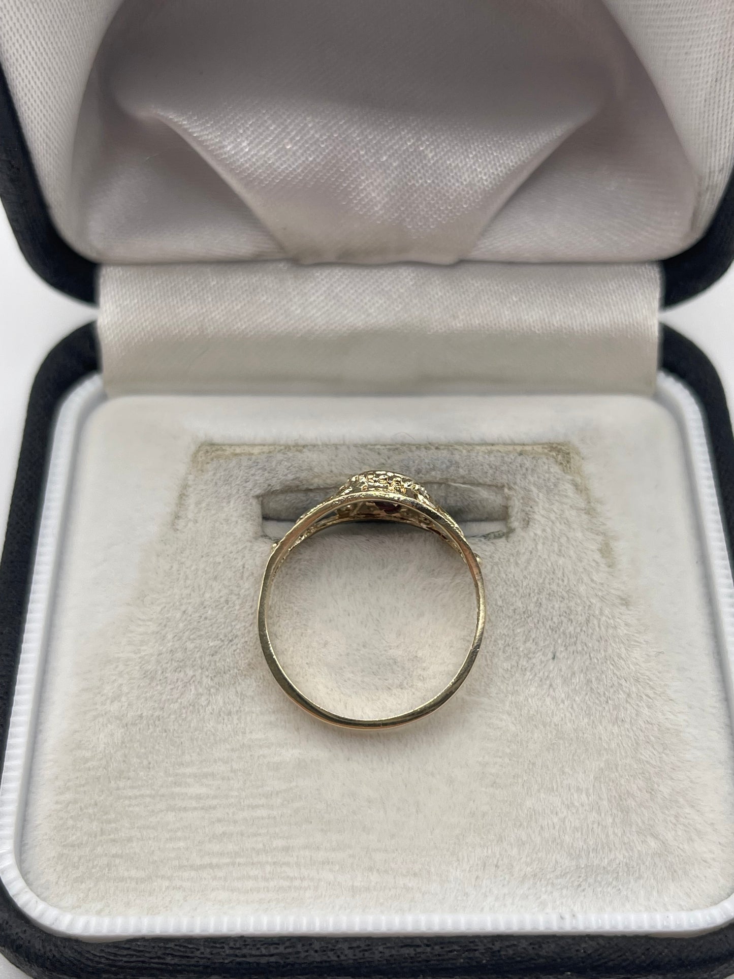 9ct gold garnet ring
