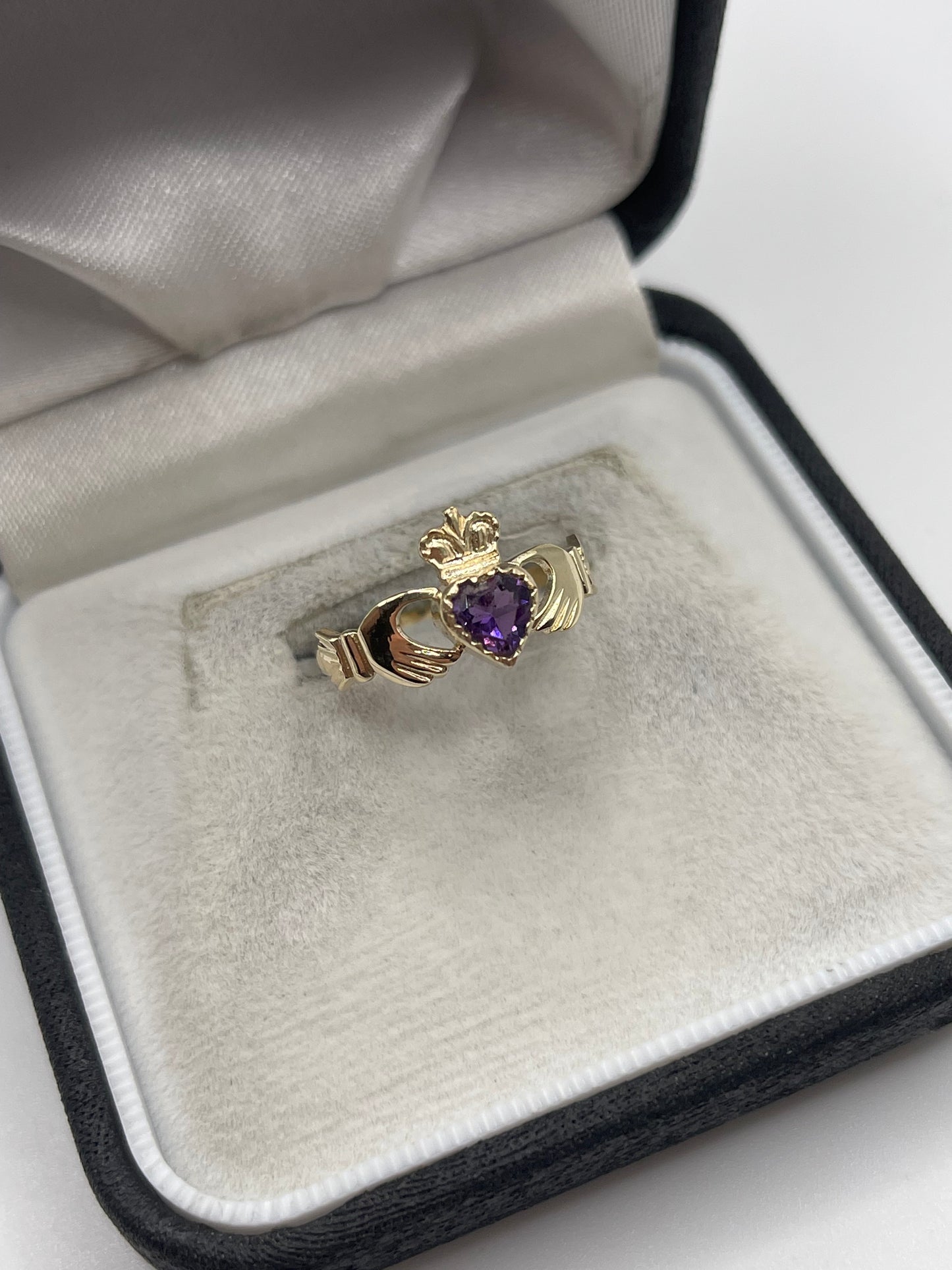 9ct gold amethyst claddagh ring