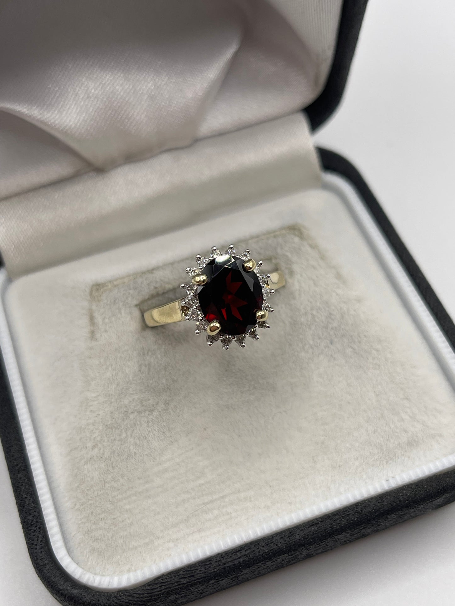 9ct gold garnet and diamond ring