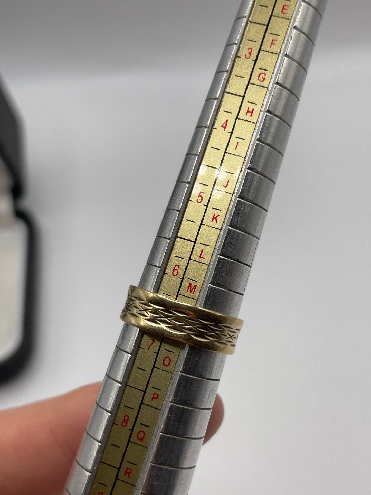 9ct gold engraved band