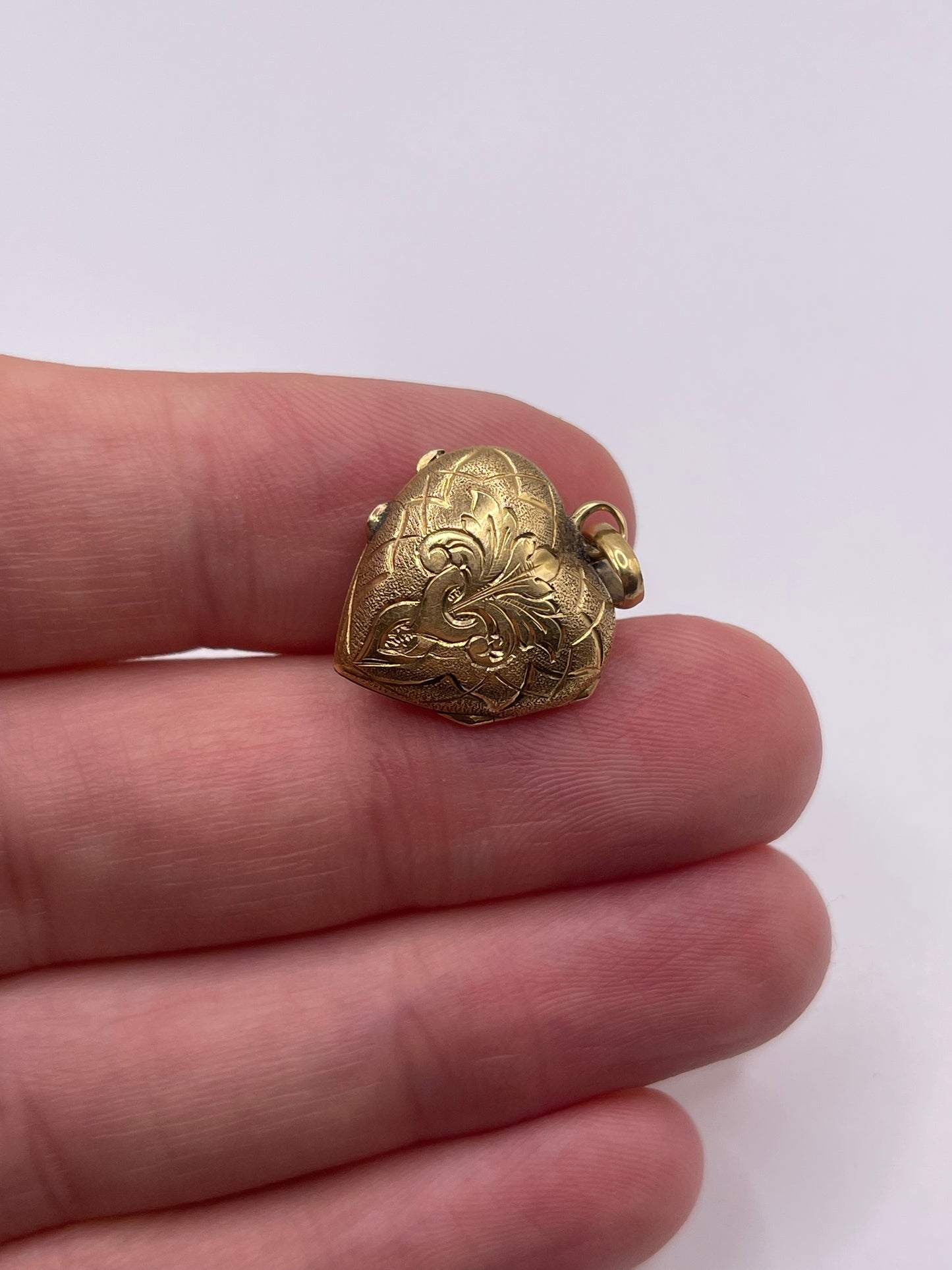 Antique 15ct gold garnet and heart locket