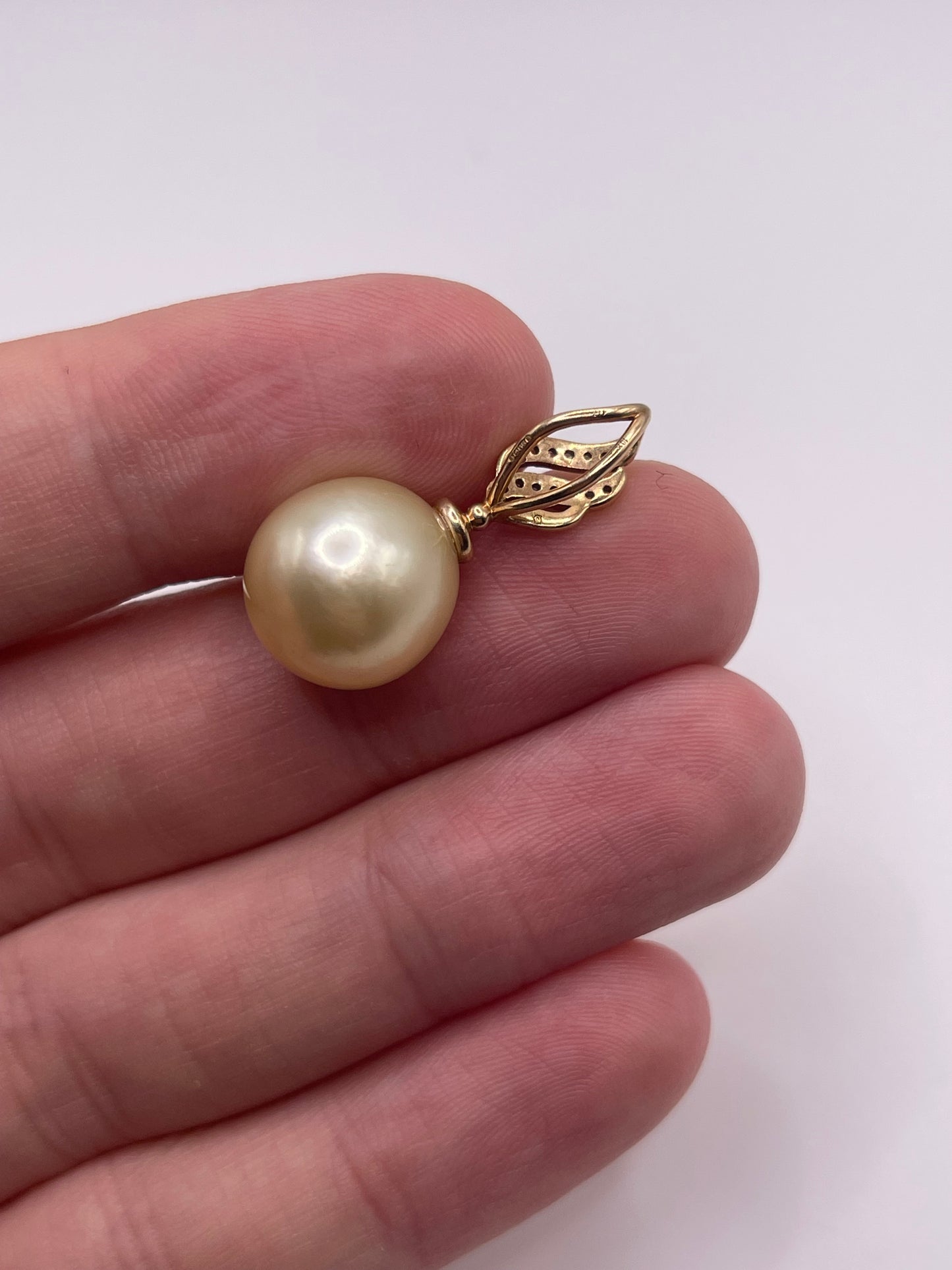 9ct gold pearl and zircon pendant