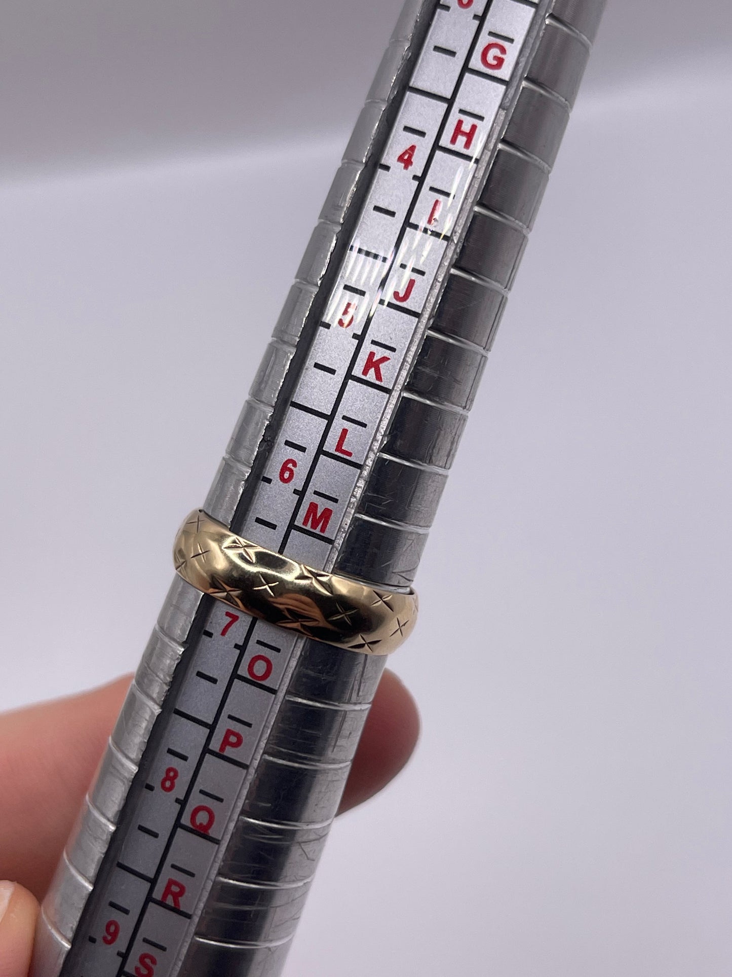 9ct gold patterned band