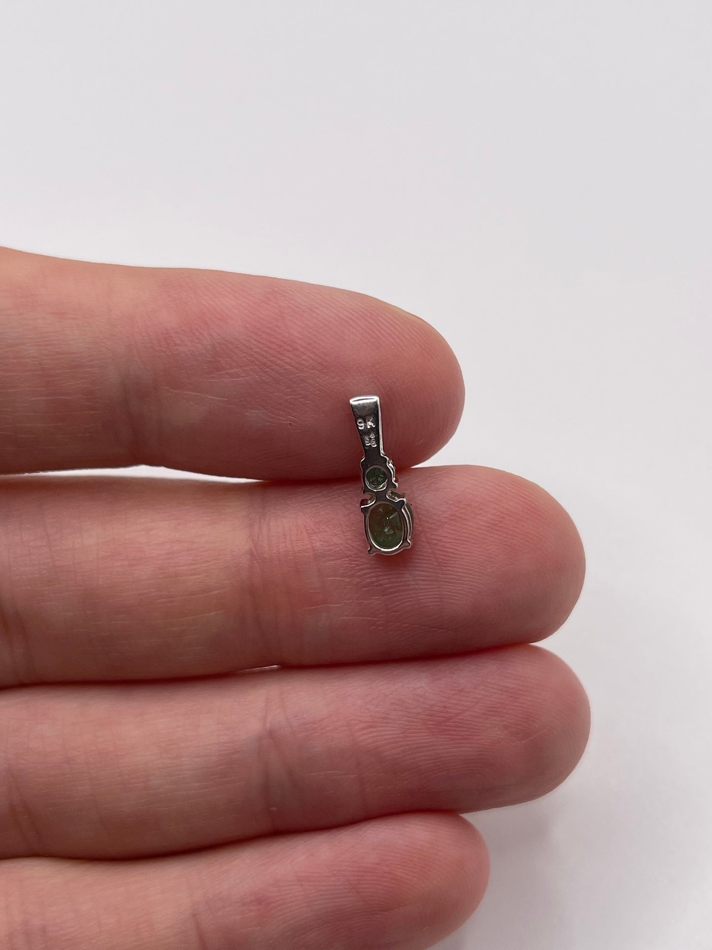 9ct white gold emerald pendant