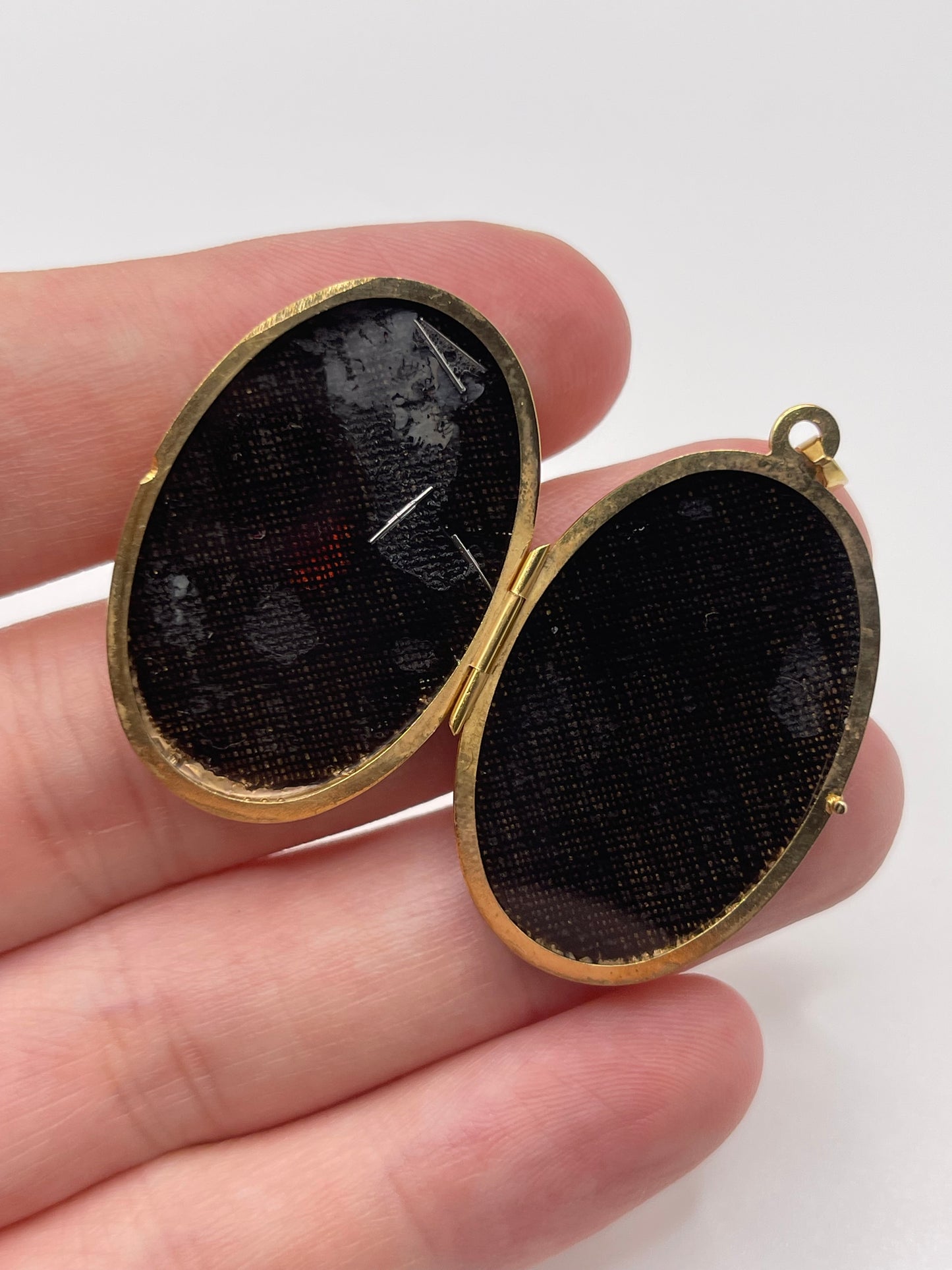 9ct gold garnet locket
