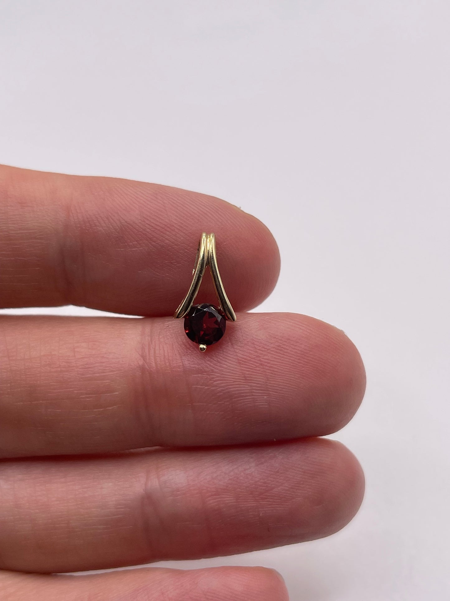 9ct gold garnet pendant