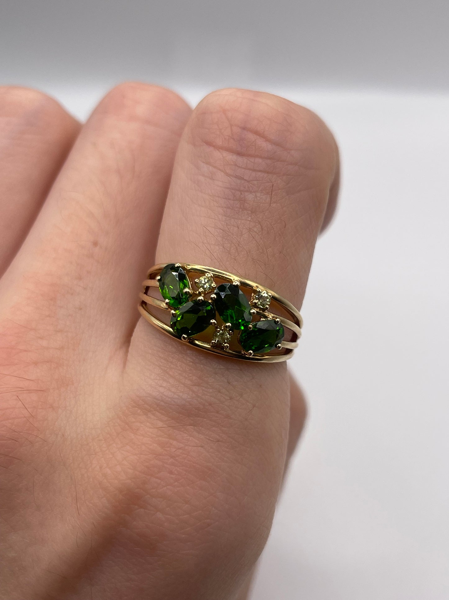 9ct gold diopside and quartz ring