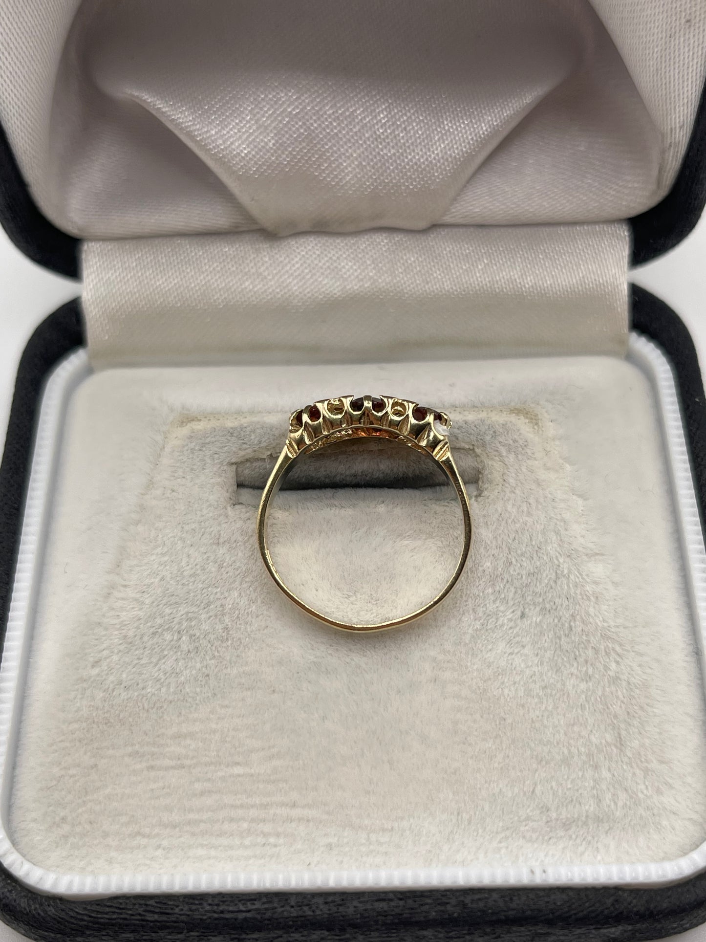 9ct gold garnet and diamond ring