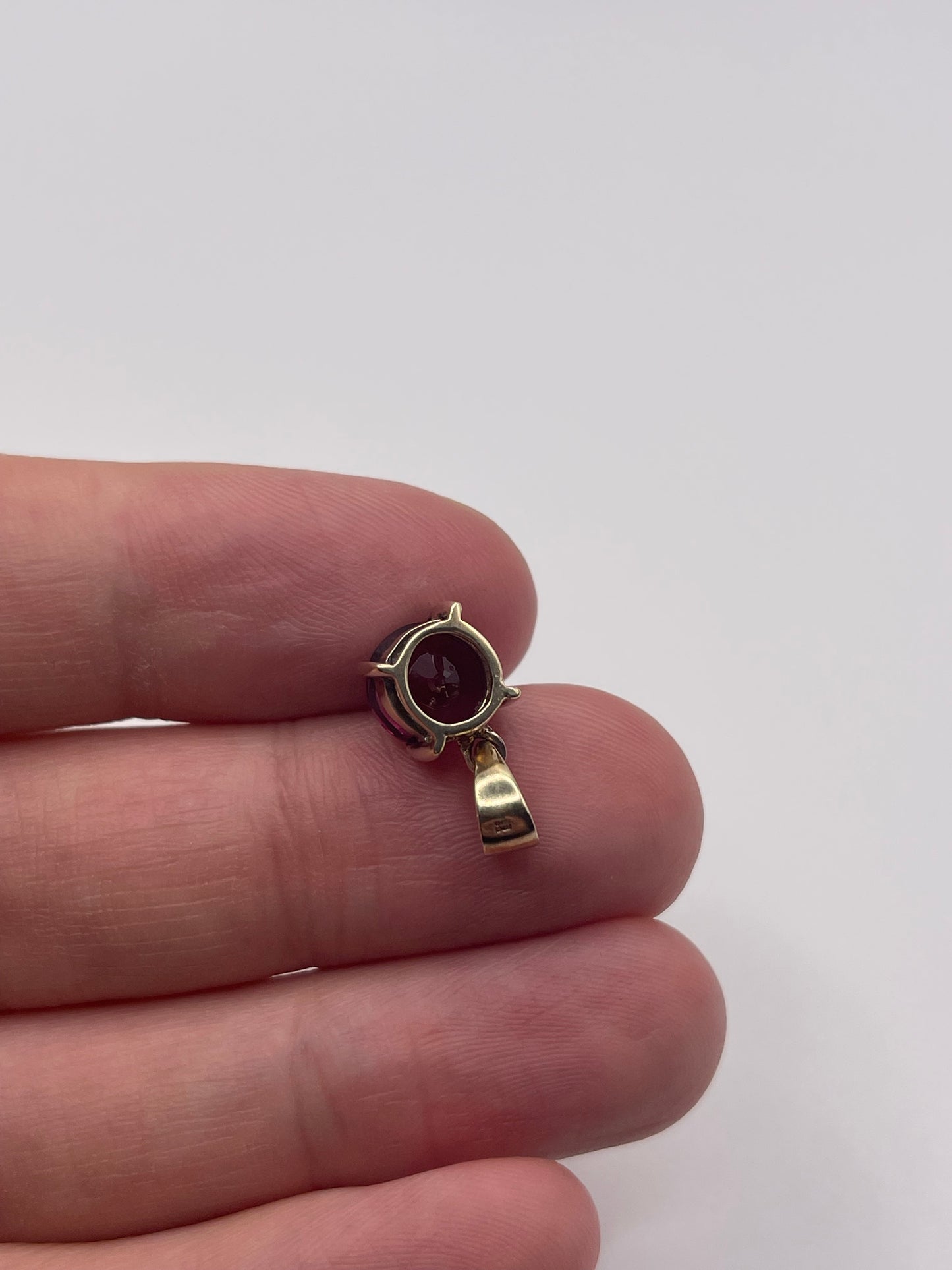 9ct gold garnet pendant