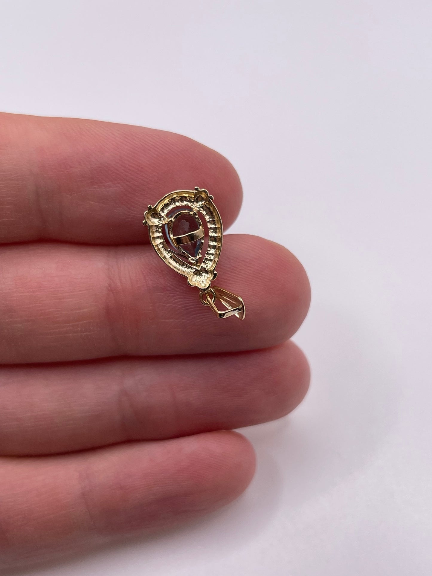 9ct gold topaz pendant
