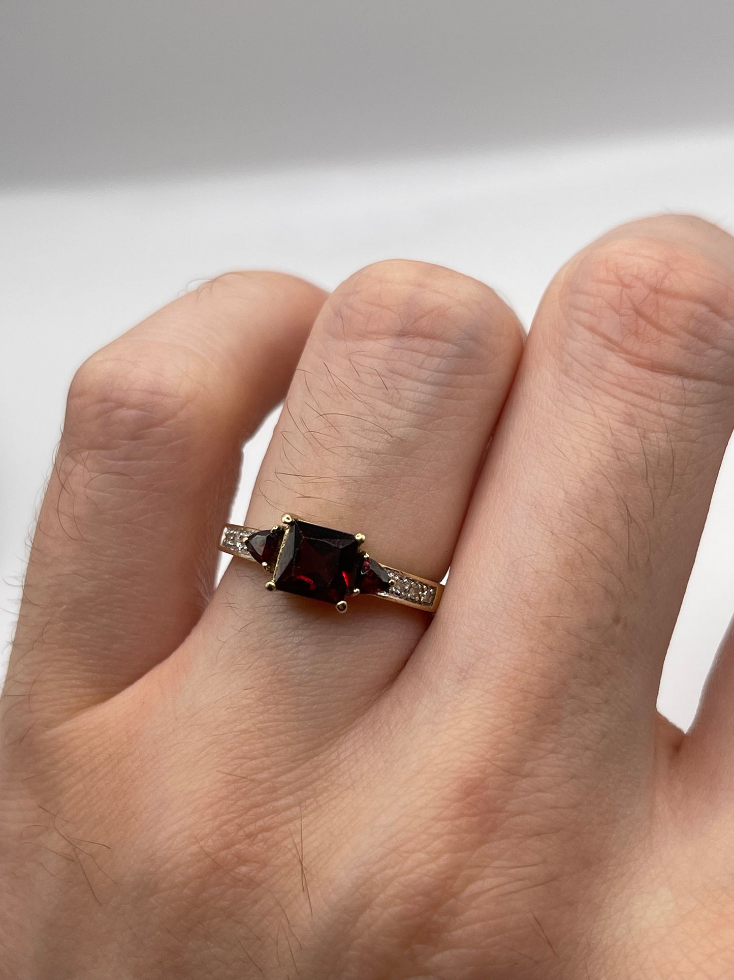 9ct gold garnet and diamond ring