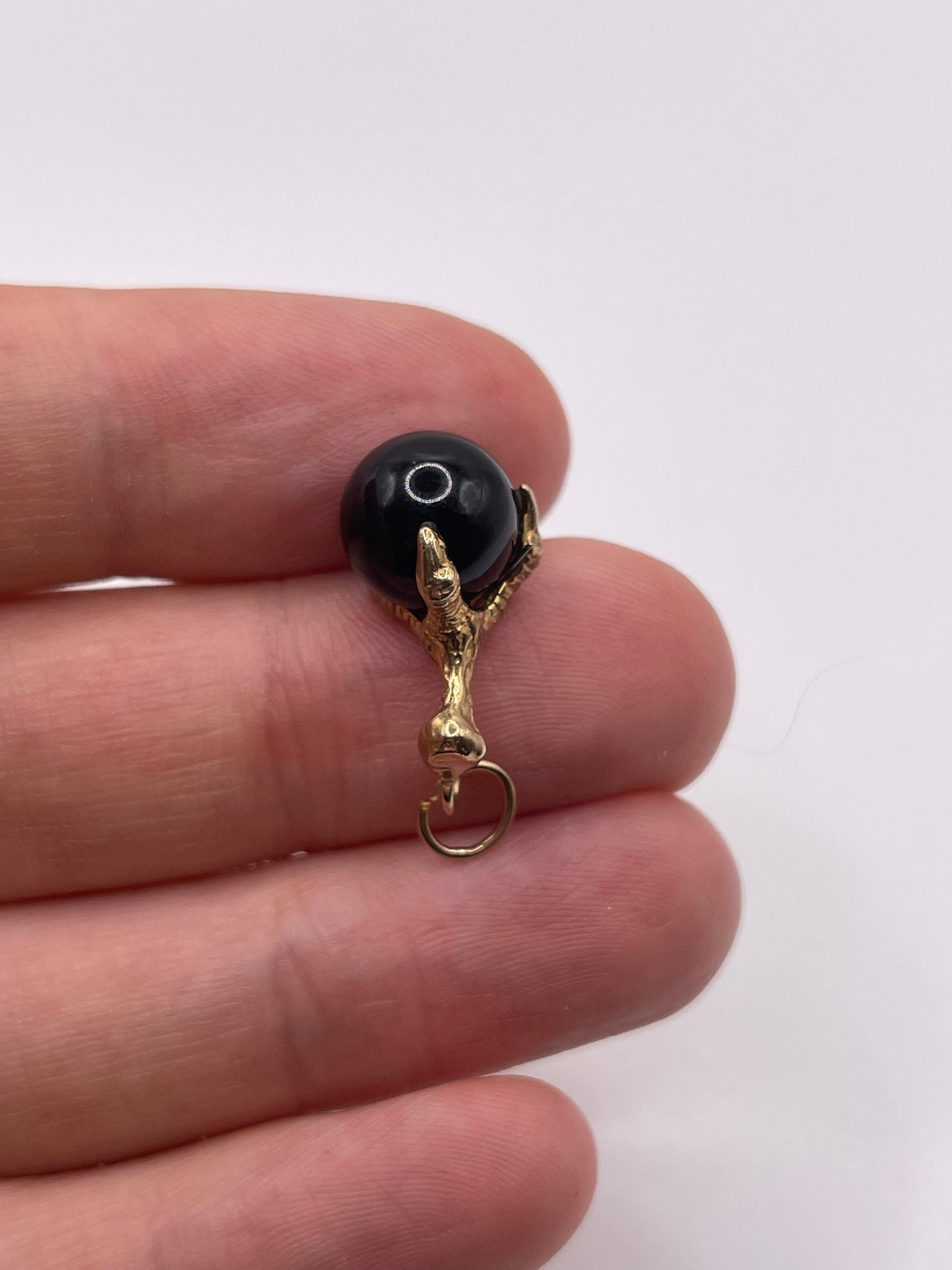 9ct gold onyx claw pendant