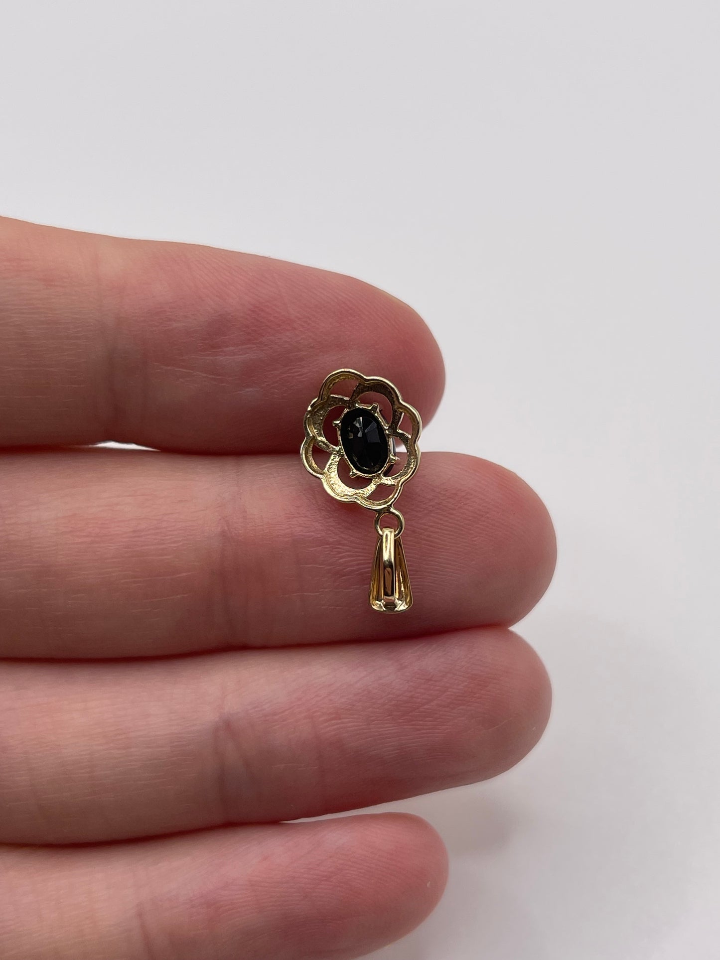 9ct gold sapphire pendant