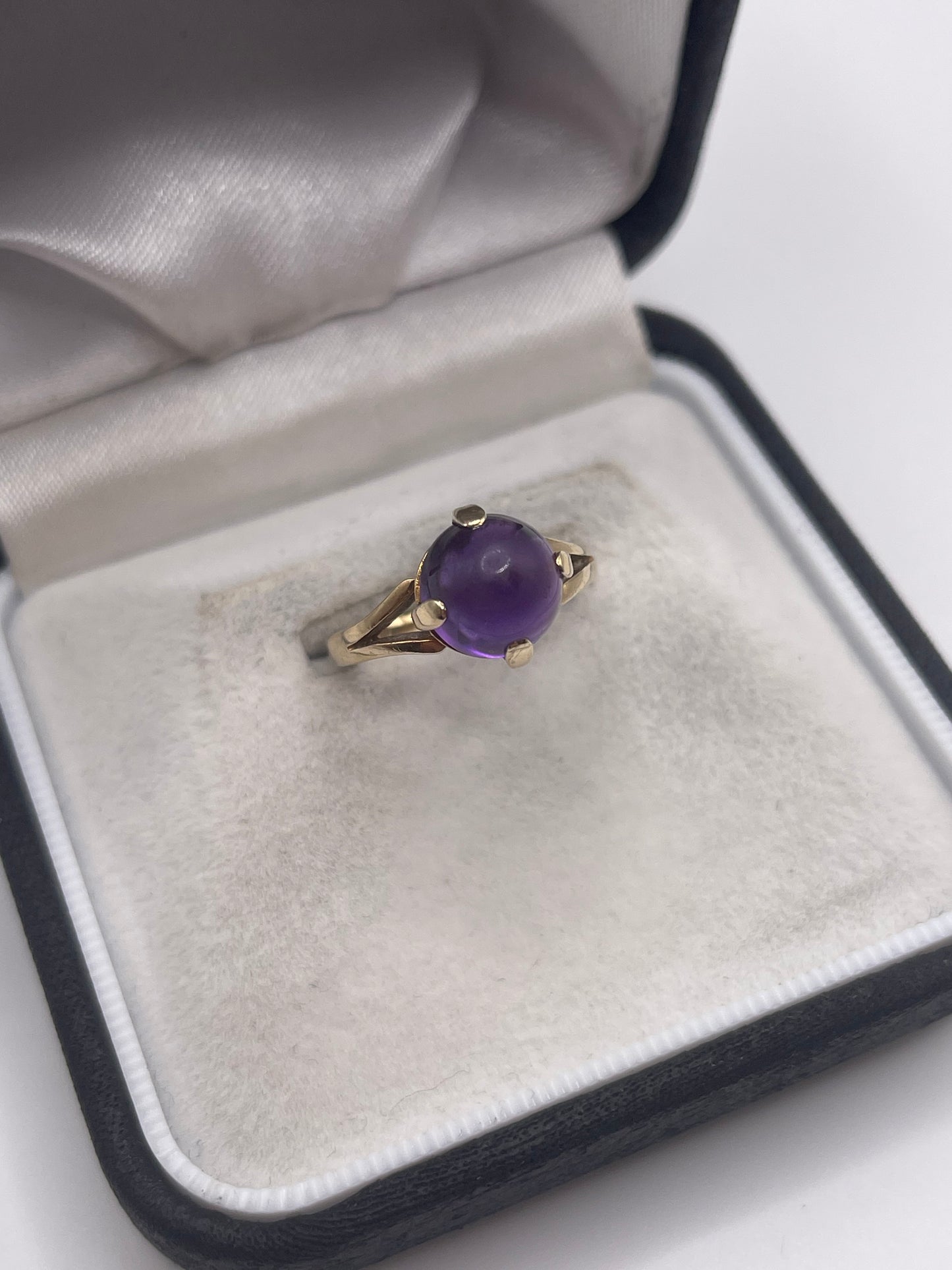 9ct gold cabochon amethyst ring