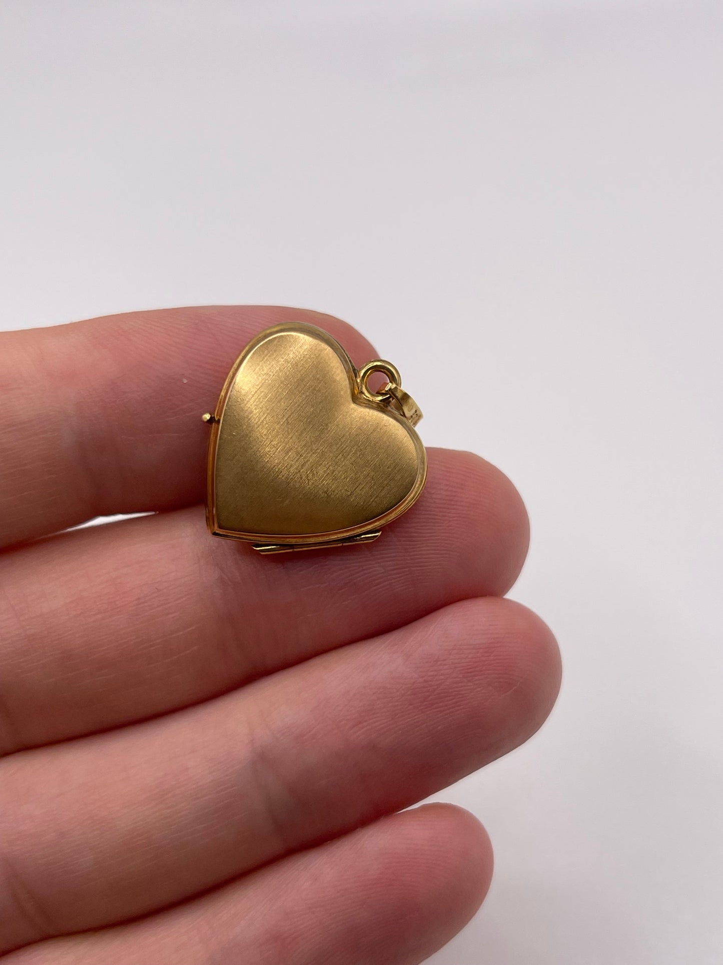 9ct gold heart locket pendant