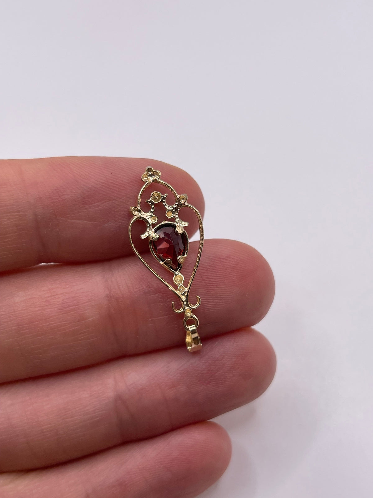 9ct gold garnet pendant