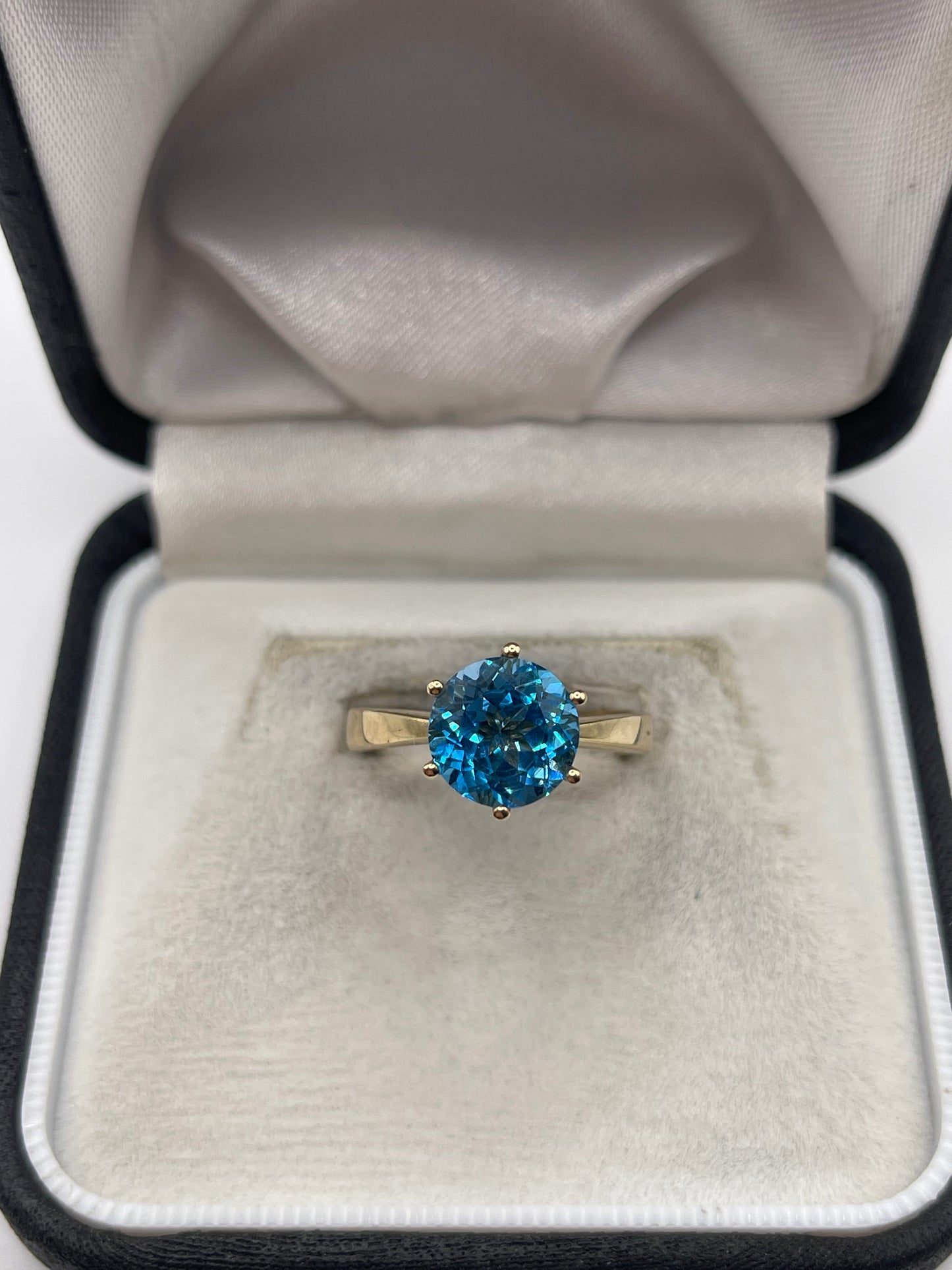 9ct gold blue topaz ring