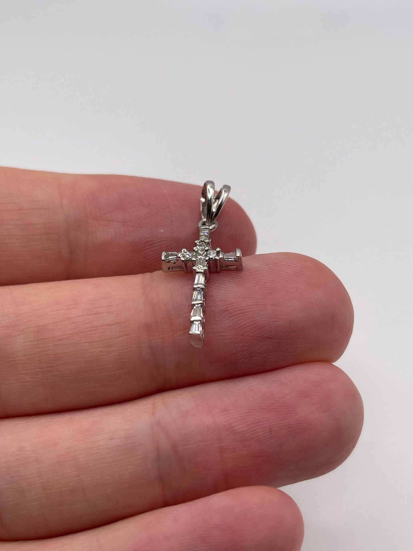 18ct white gold 25 point diamond cross pendant