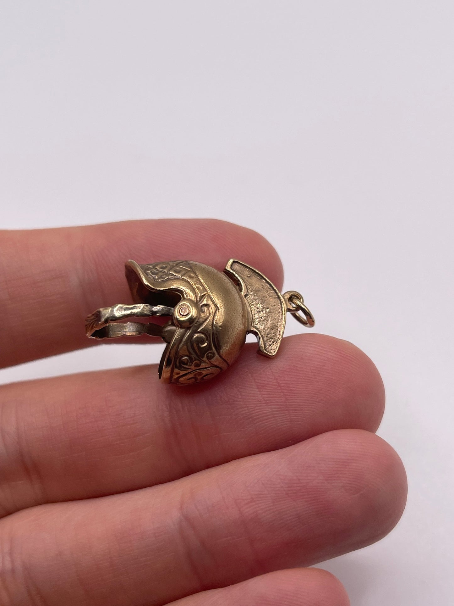 9ct gold knight helmet pendant