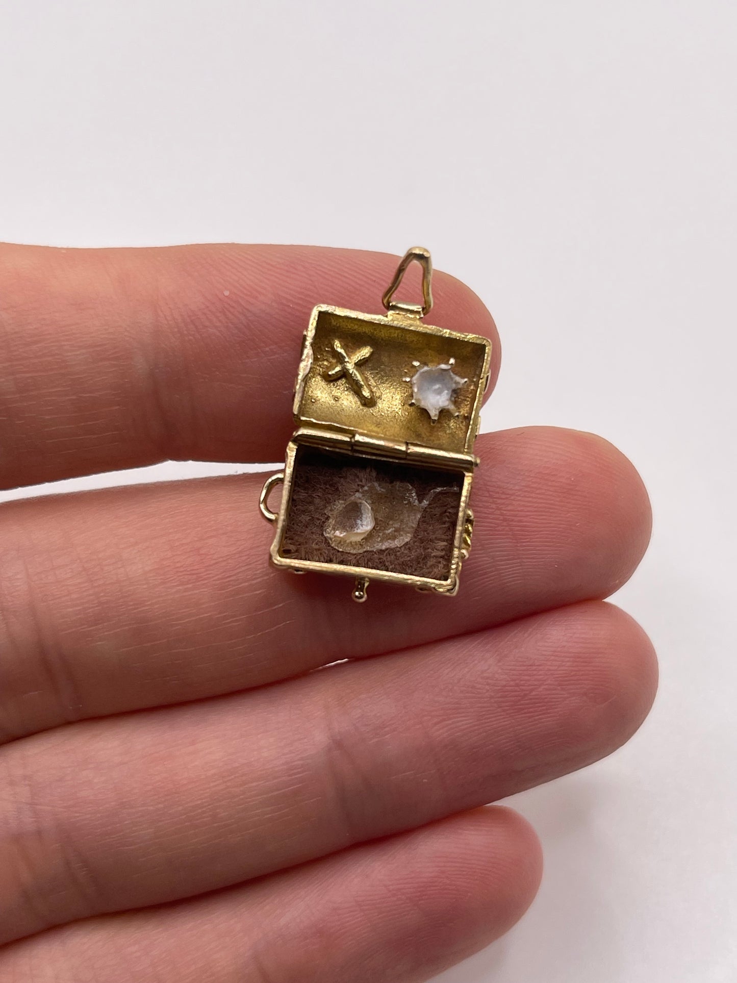 9ct gold treasure chest charm