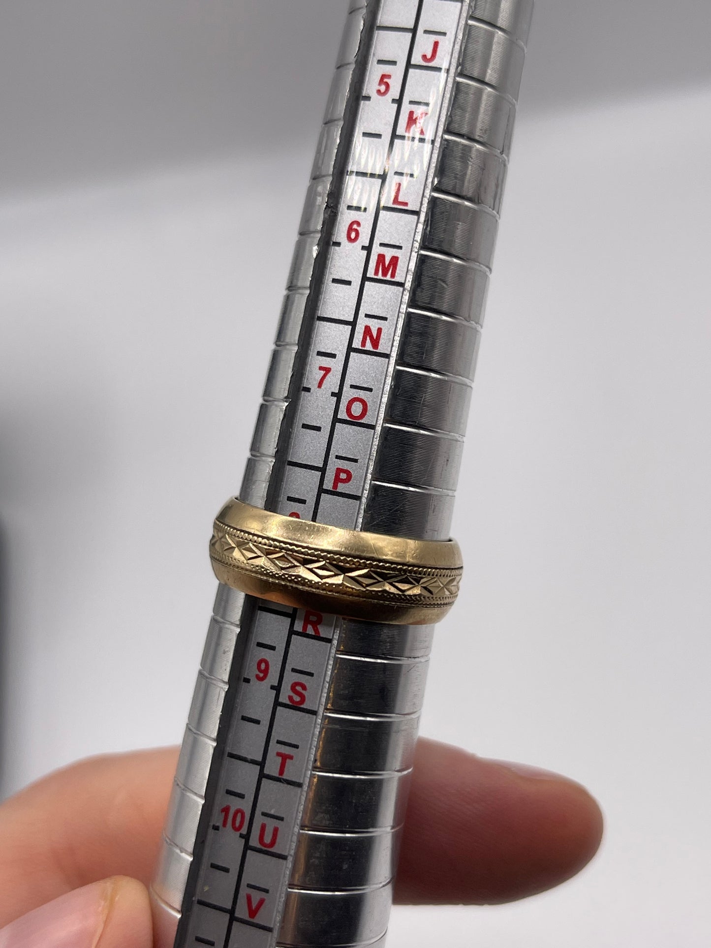 9ct gold patterned band