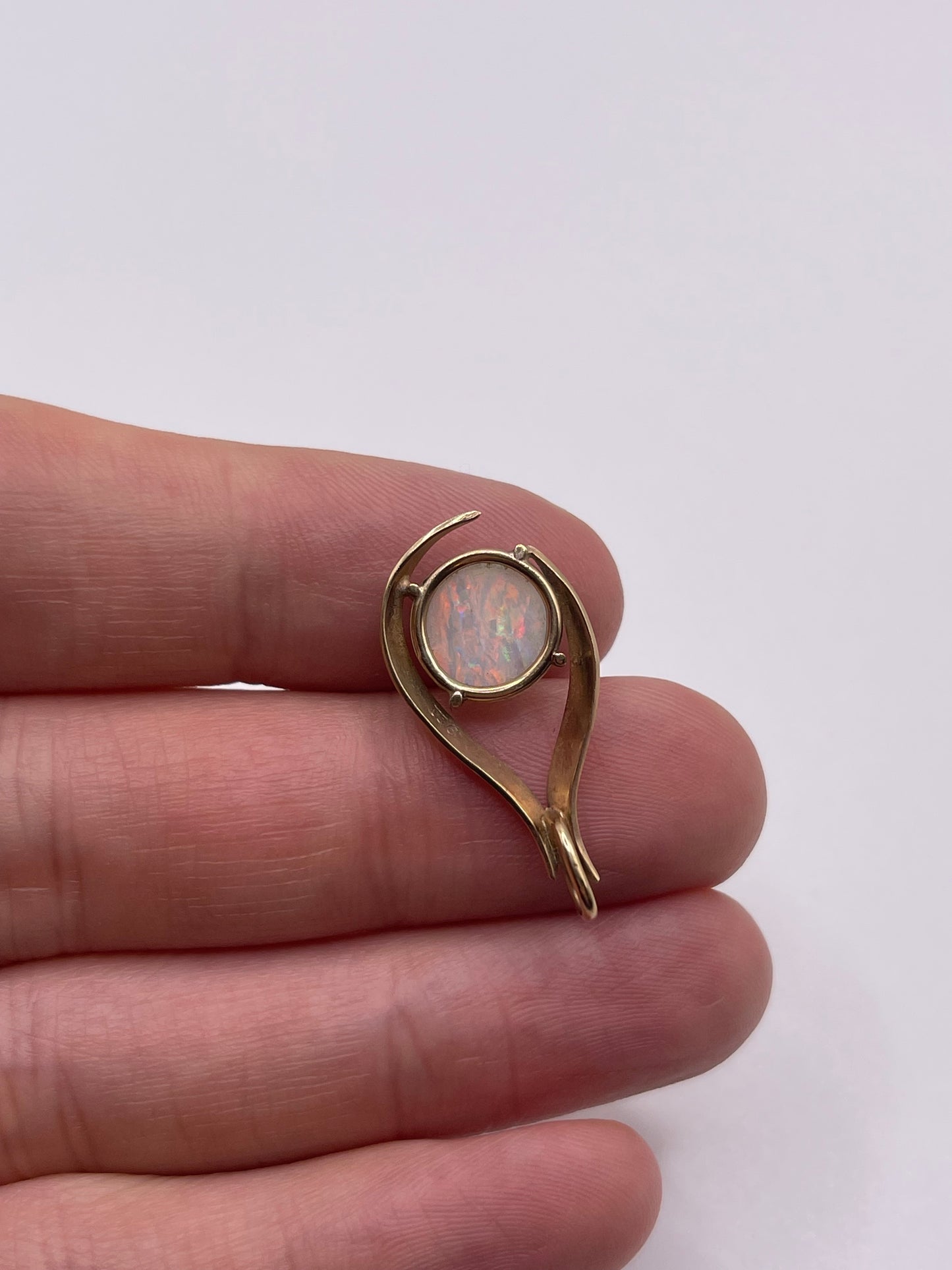 9ct gold opal pendant