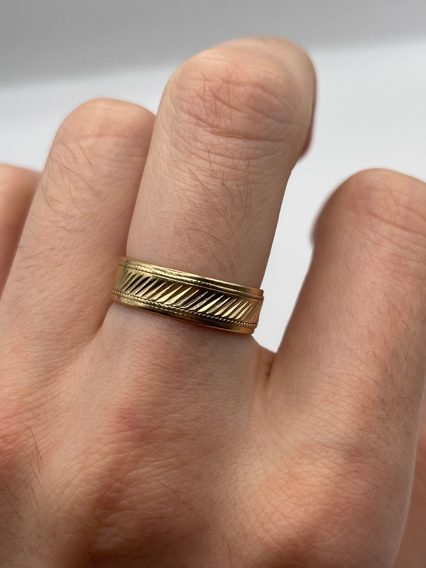 9ct gold patterned band