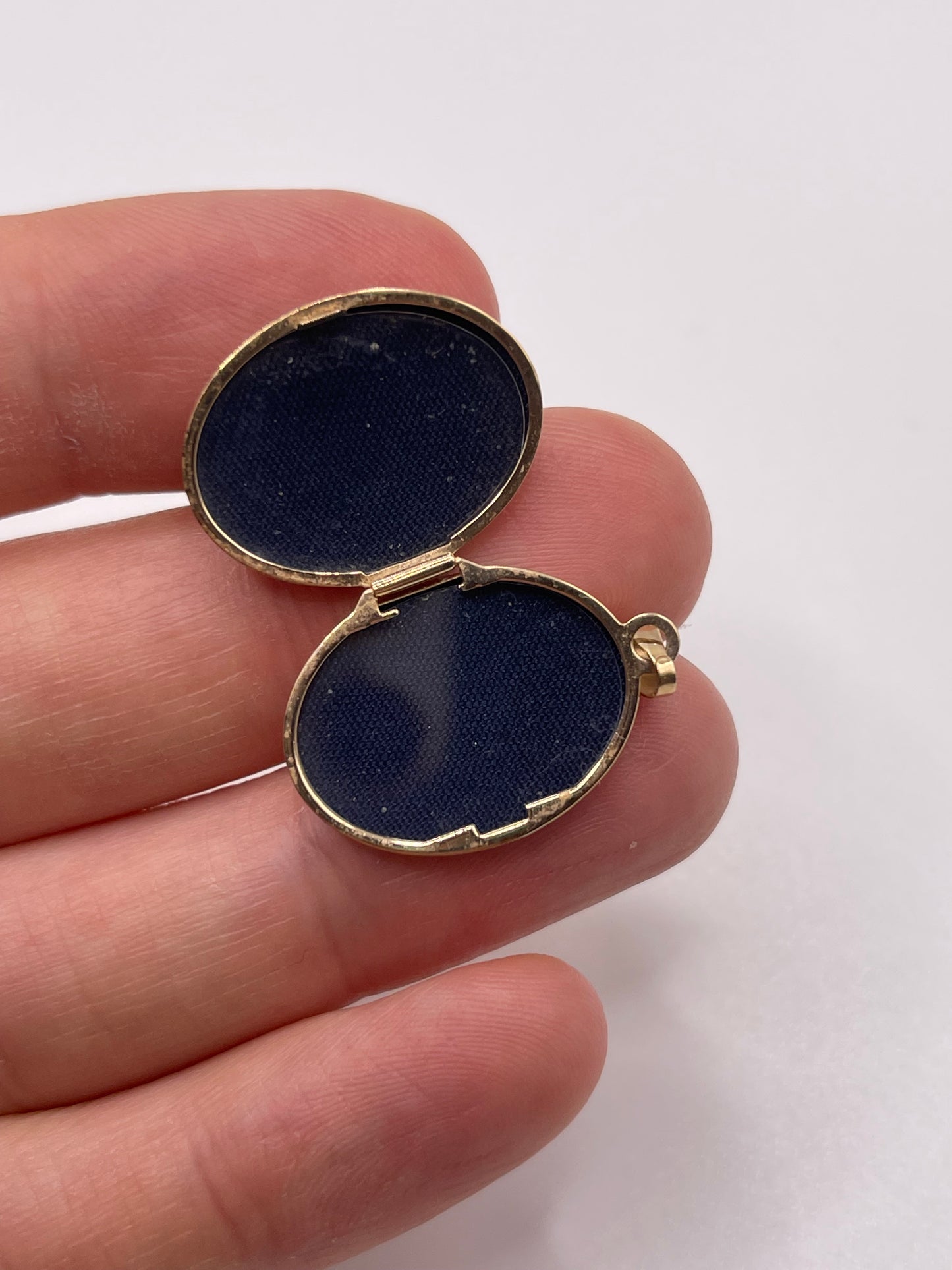 9ct gold locket pendant