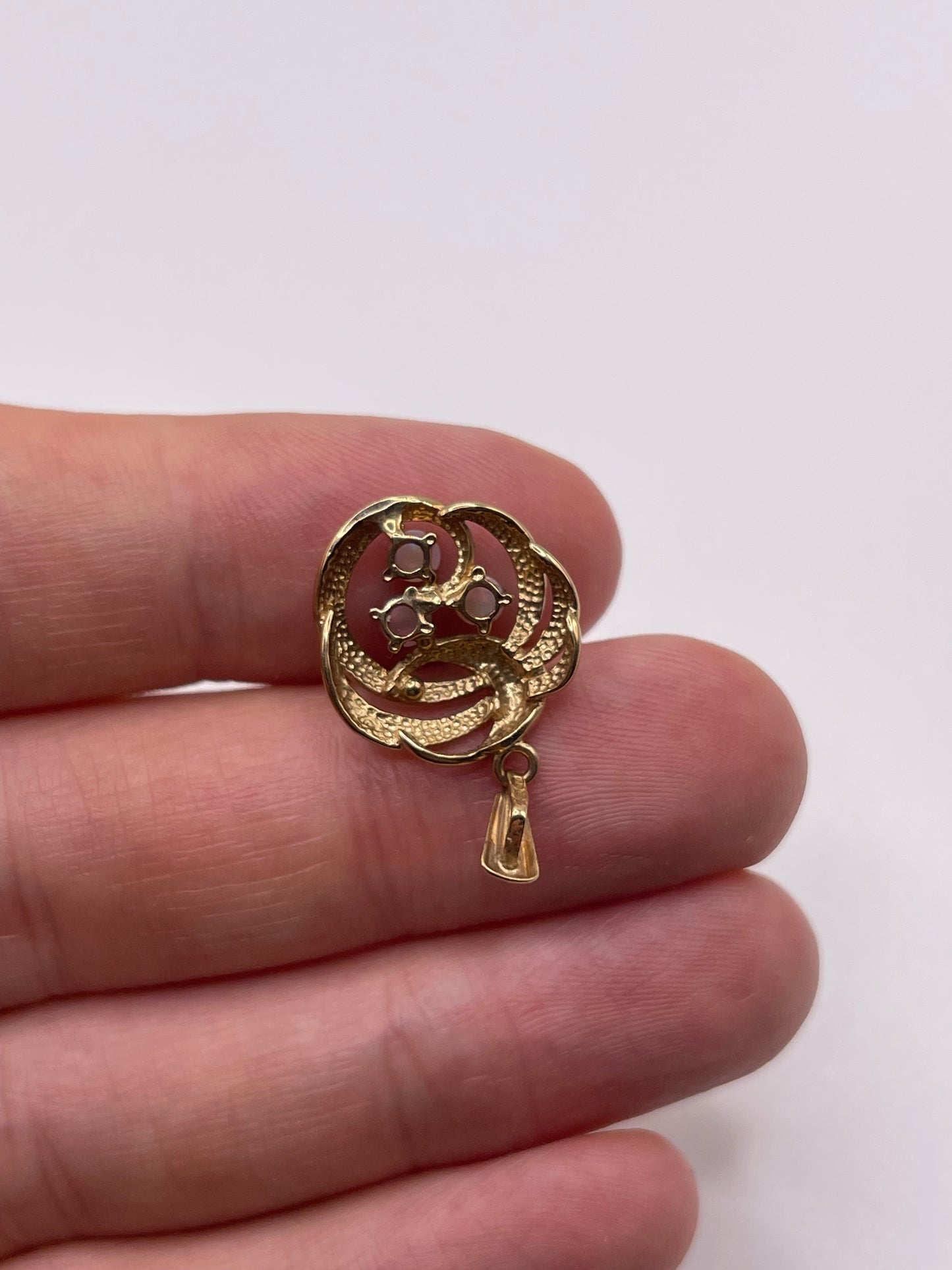 9ct gold opal pendant