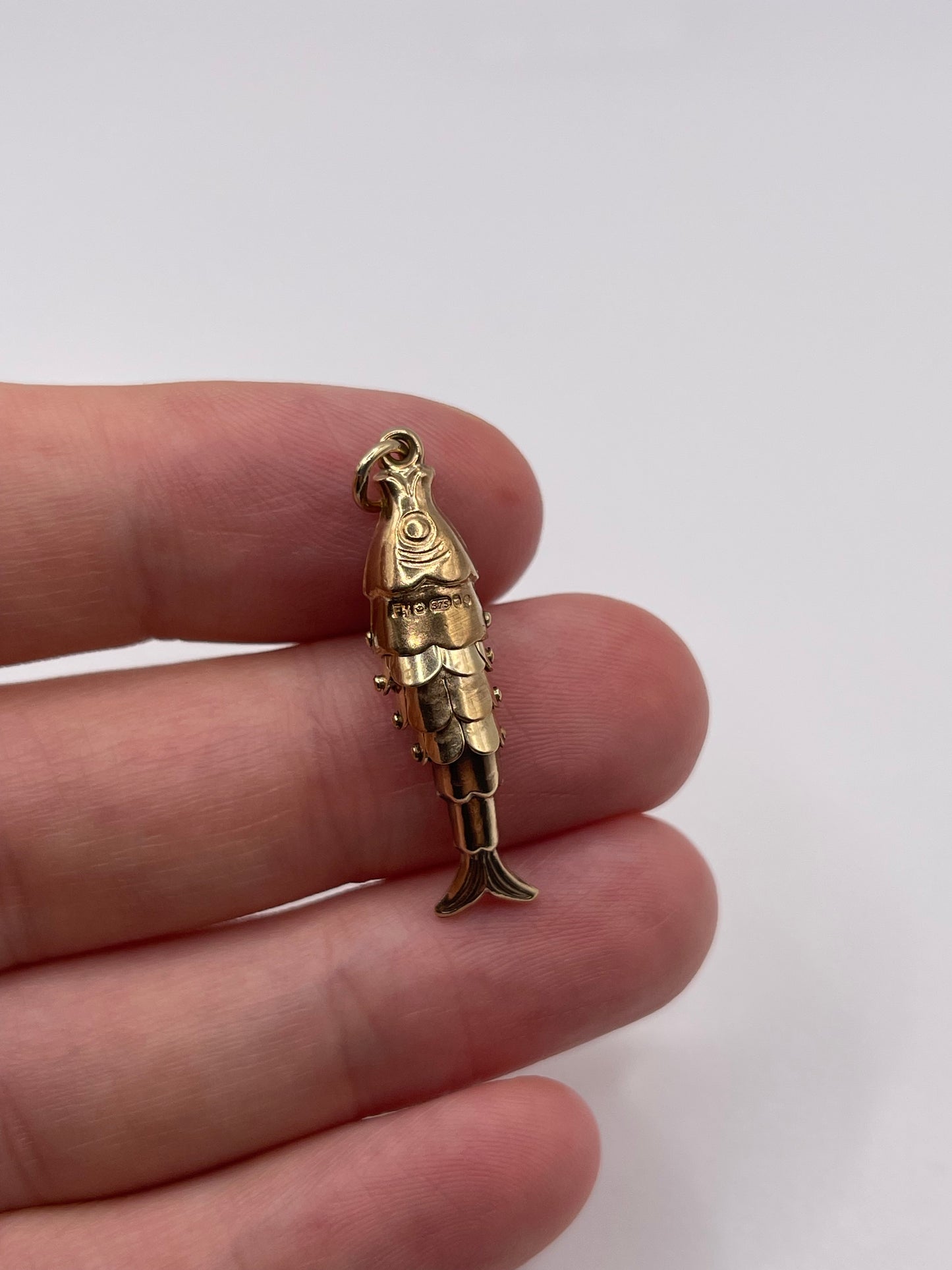 9ct gold articulated fish pendant