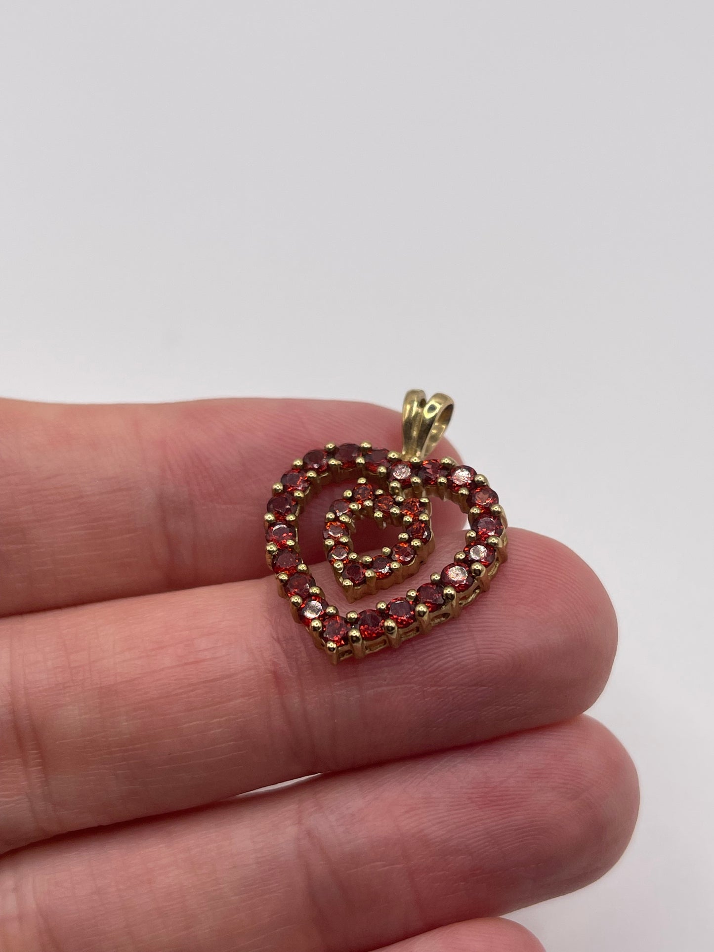 9ct gold garnet heart pendant