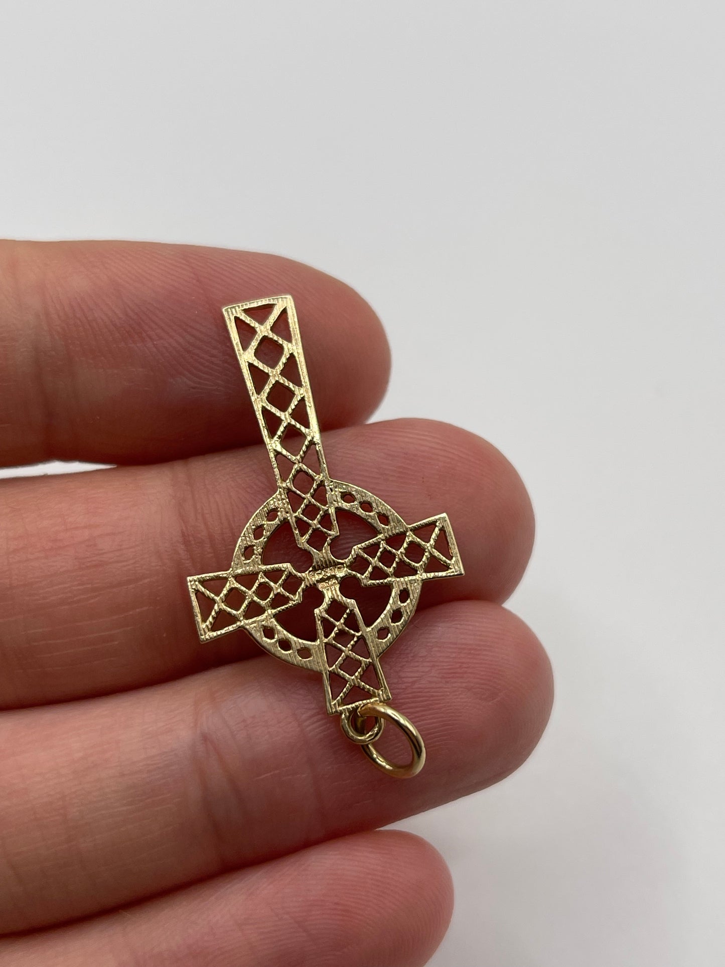 9ct gold Celtic cross pendant