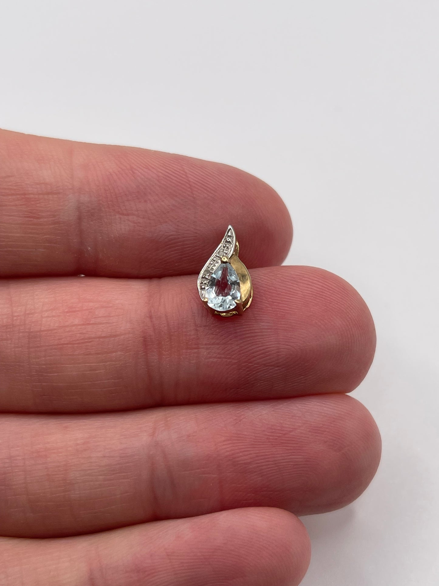 9ct gold topaz and diamond pendant