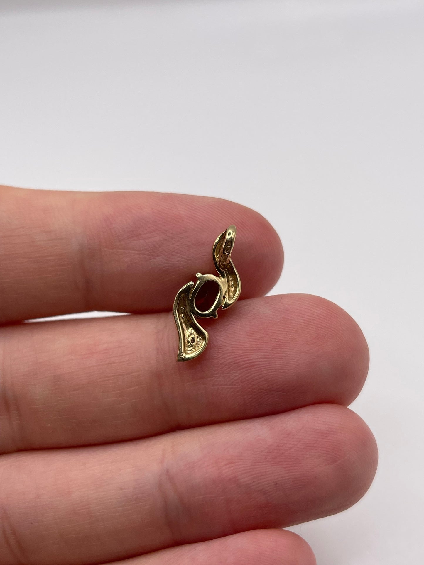 9ct gold garnet and diamond pendant