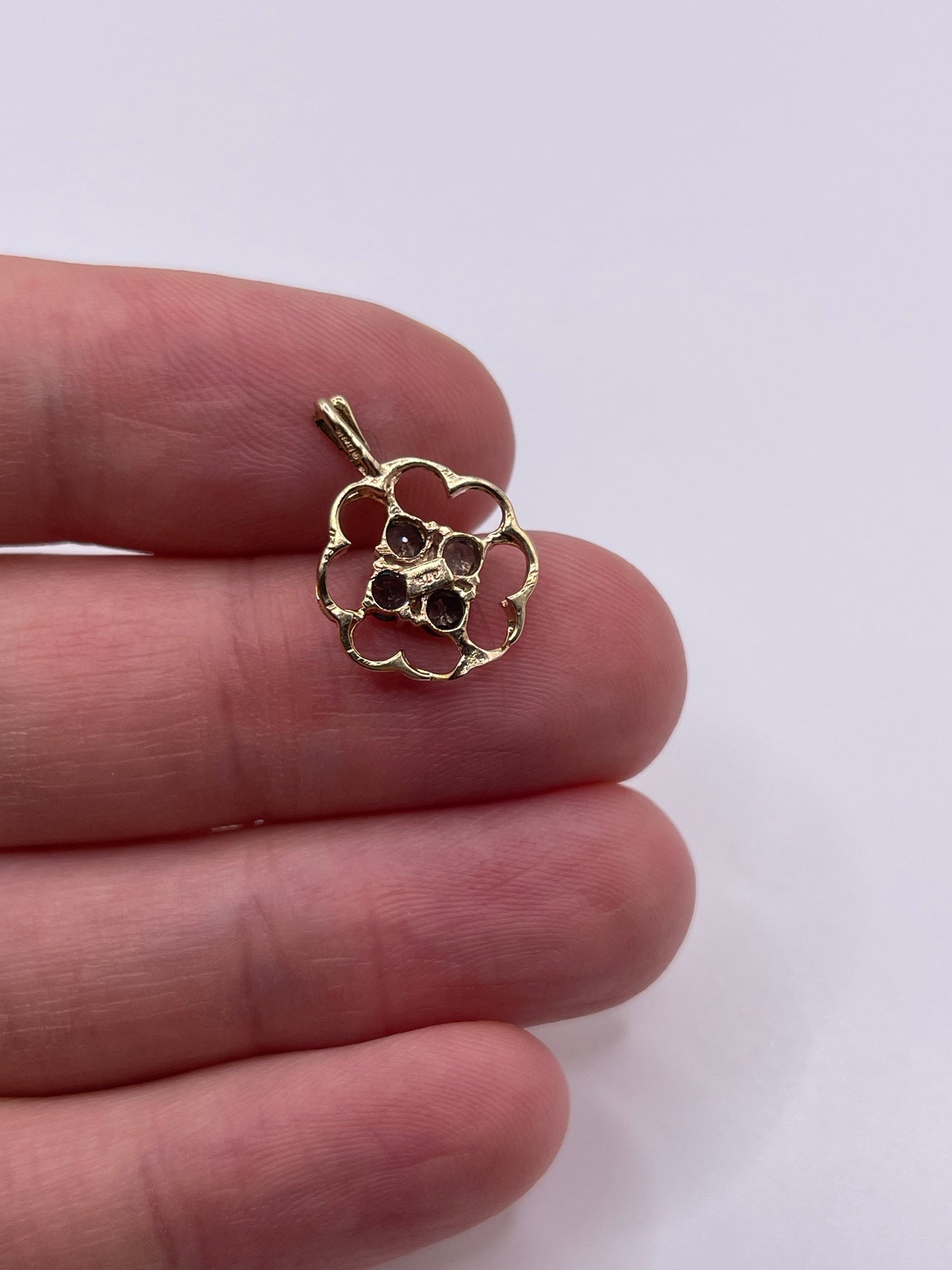9ct gold sapphire pendant