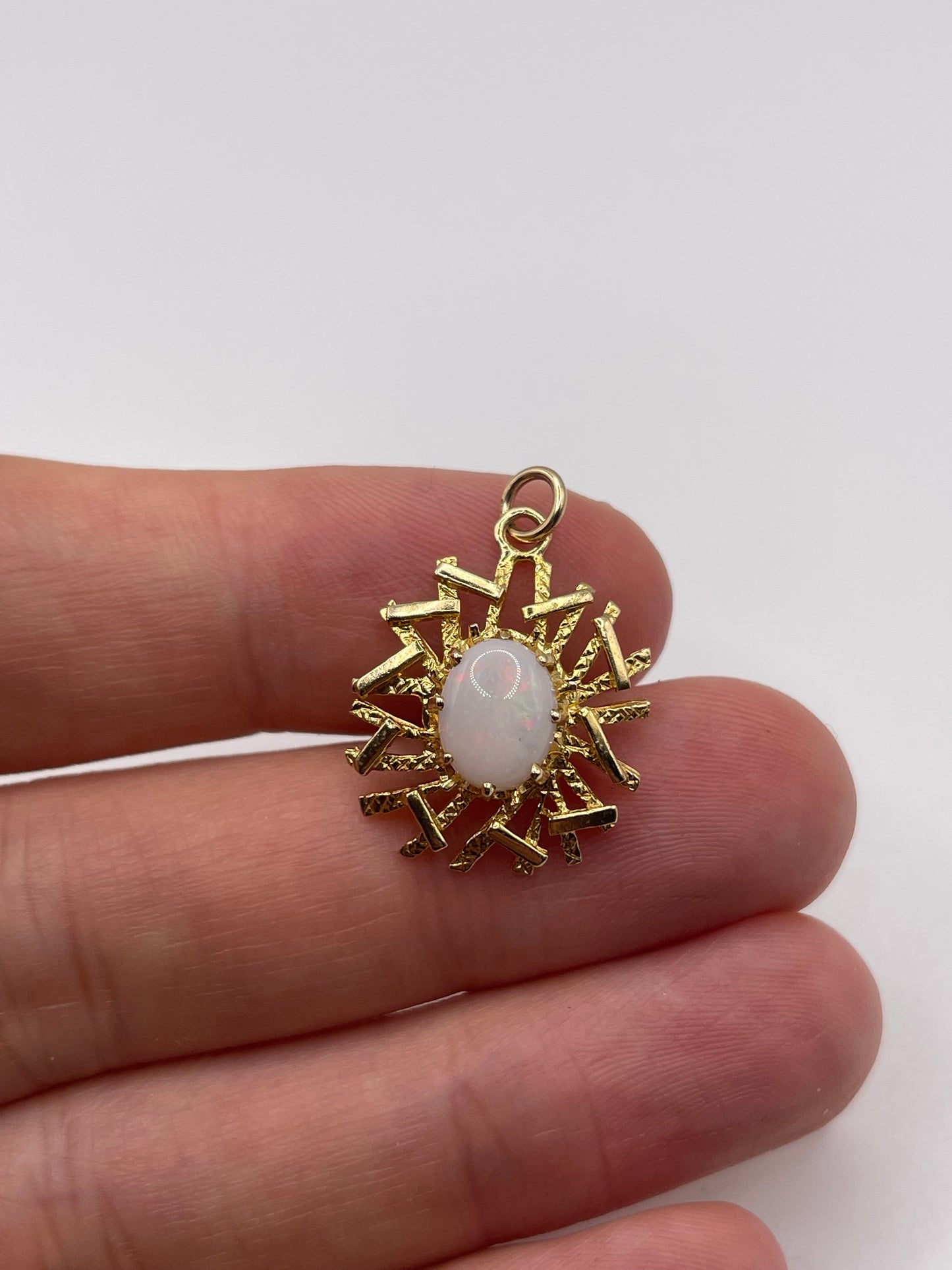 9ct gold opal pendant