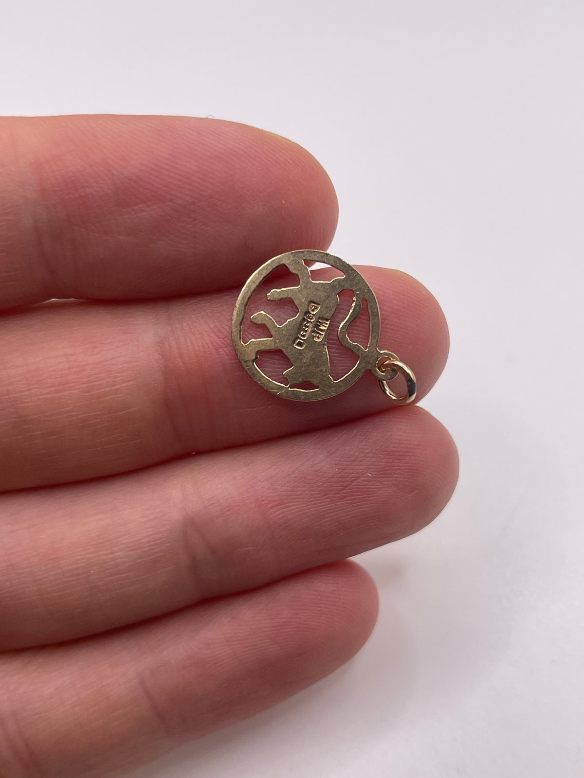 9ct gold lion pendant