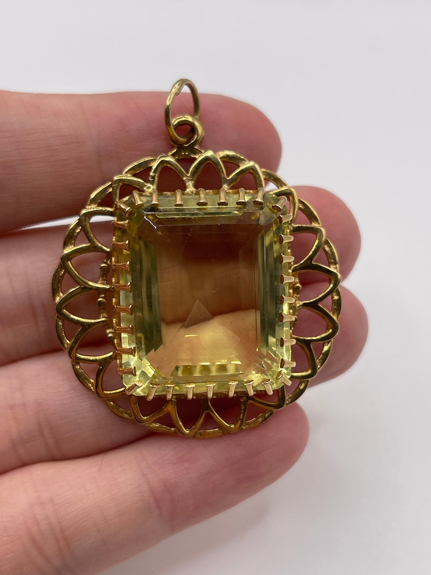 9ct gold lemon quartz pendant