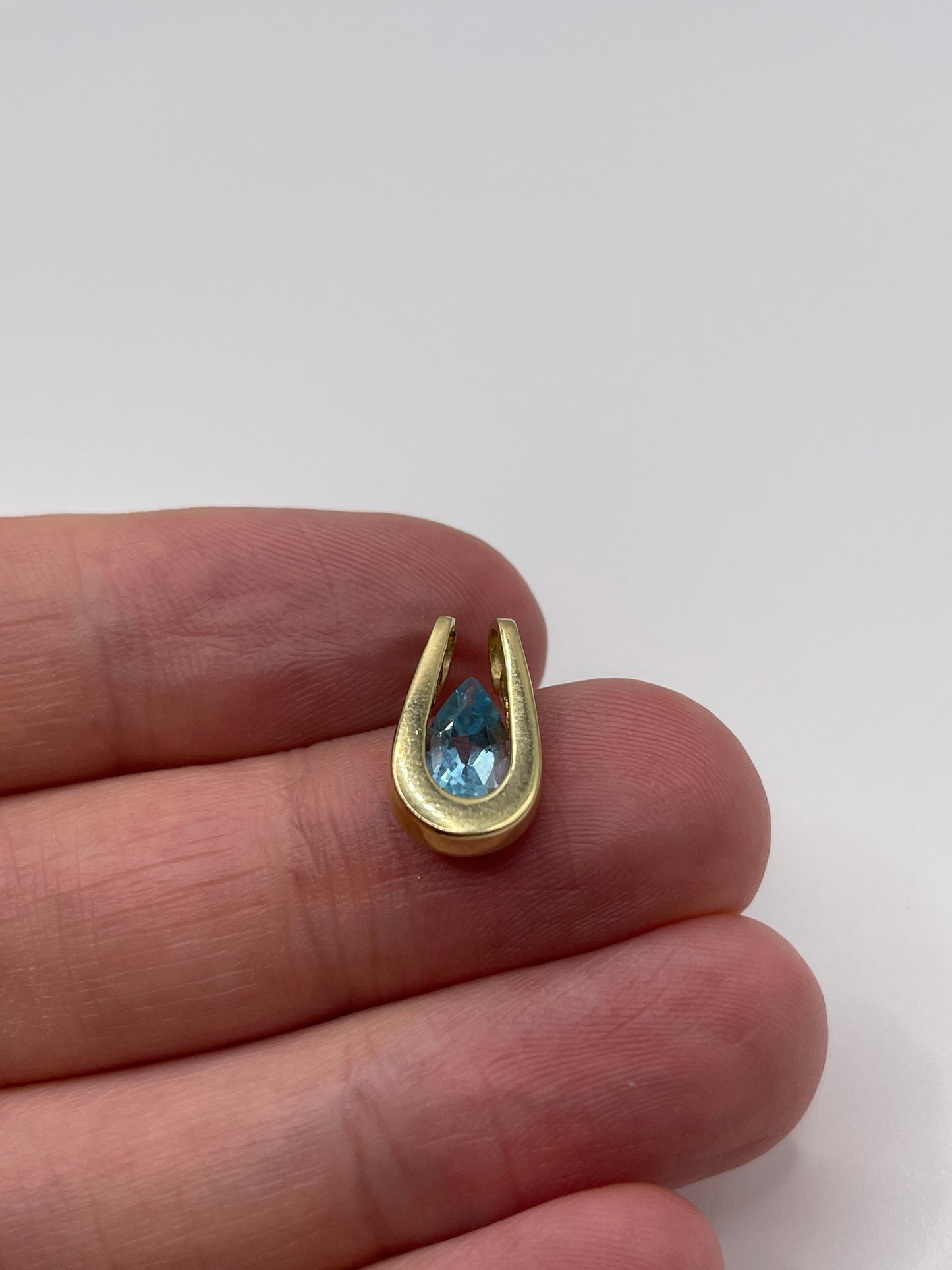 9ct gold blue topaz pendant